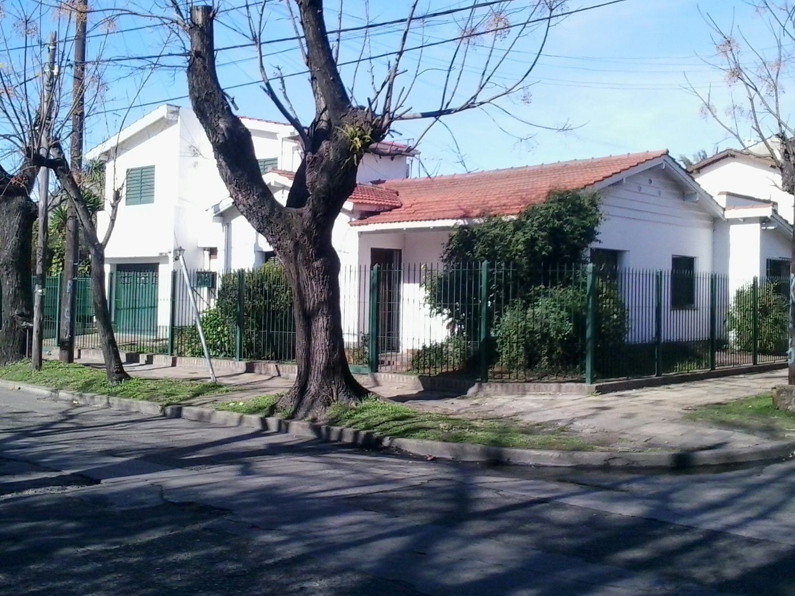OPORTUNIDAD :AMPLIA CASA EN BURZACO. ZONA CENTRICA EN EXCELENTE ESQ.SOBRE ALCORTA Y ETCHEGOYEN. — foto 4
