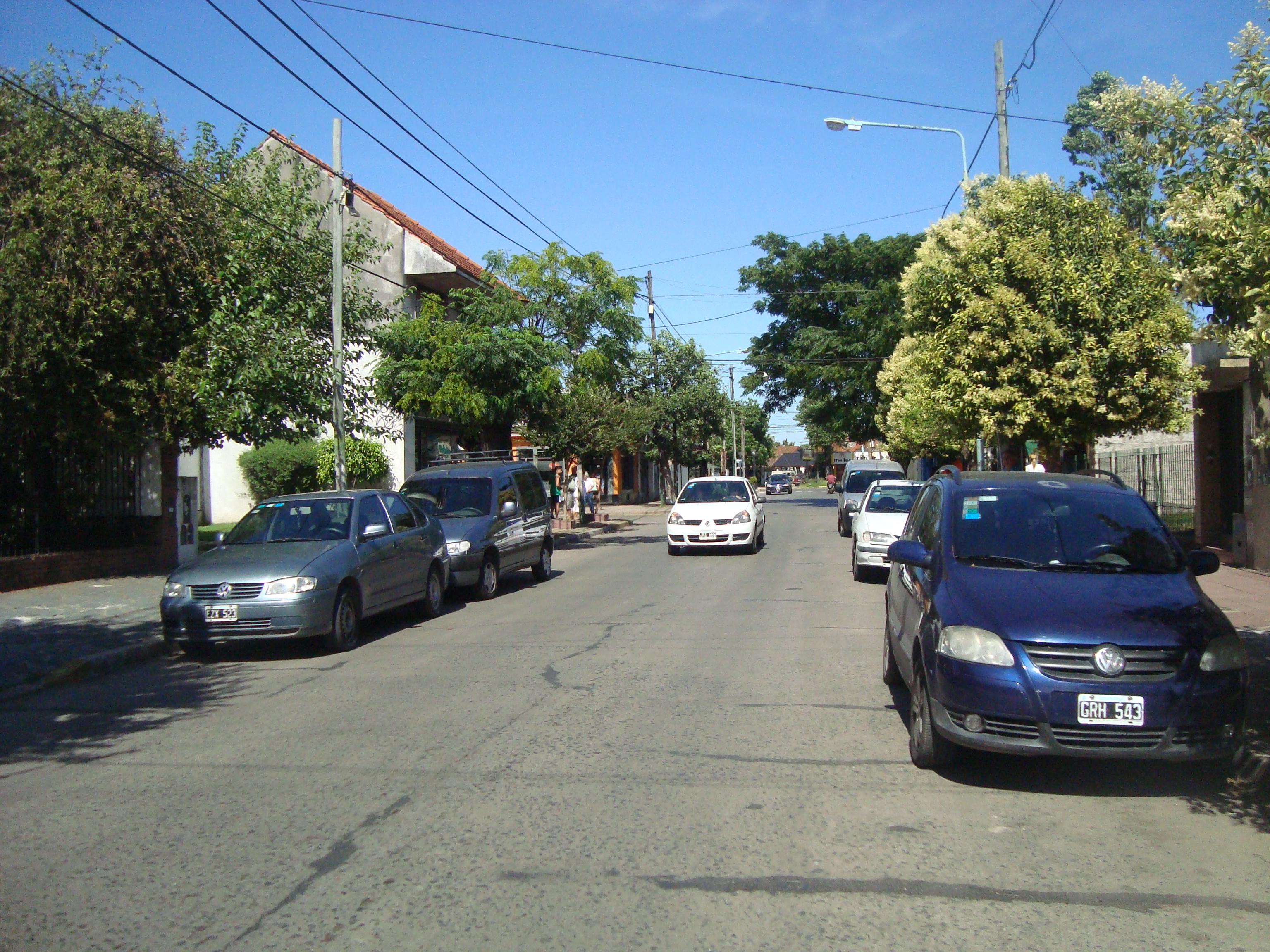 BURZACO: ALQUILER LOCAL CENTRICO SOBRE CALLE E.DE BURZACO,A MTS PLAZA PPAL Y 1 CDRA AV.H.IRIGOYEN. ZONA ESTRATEGICA COMERCIAL - 2