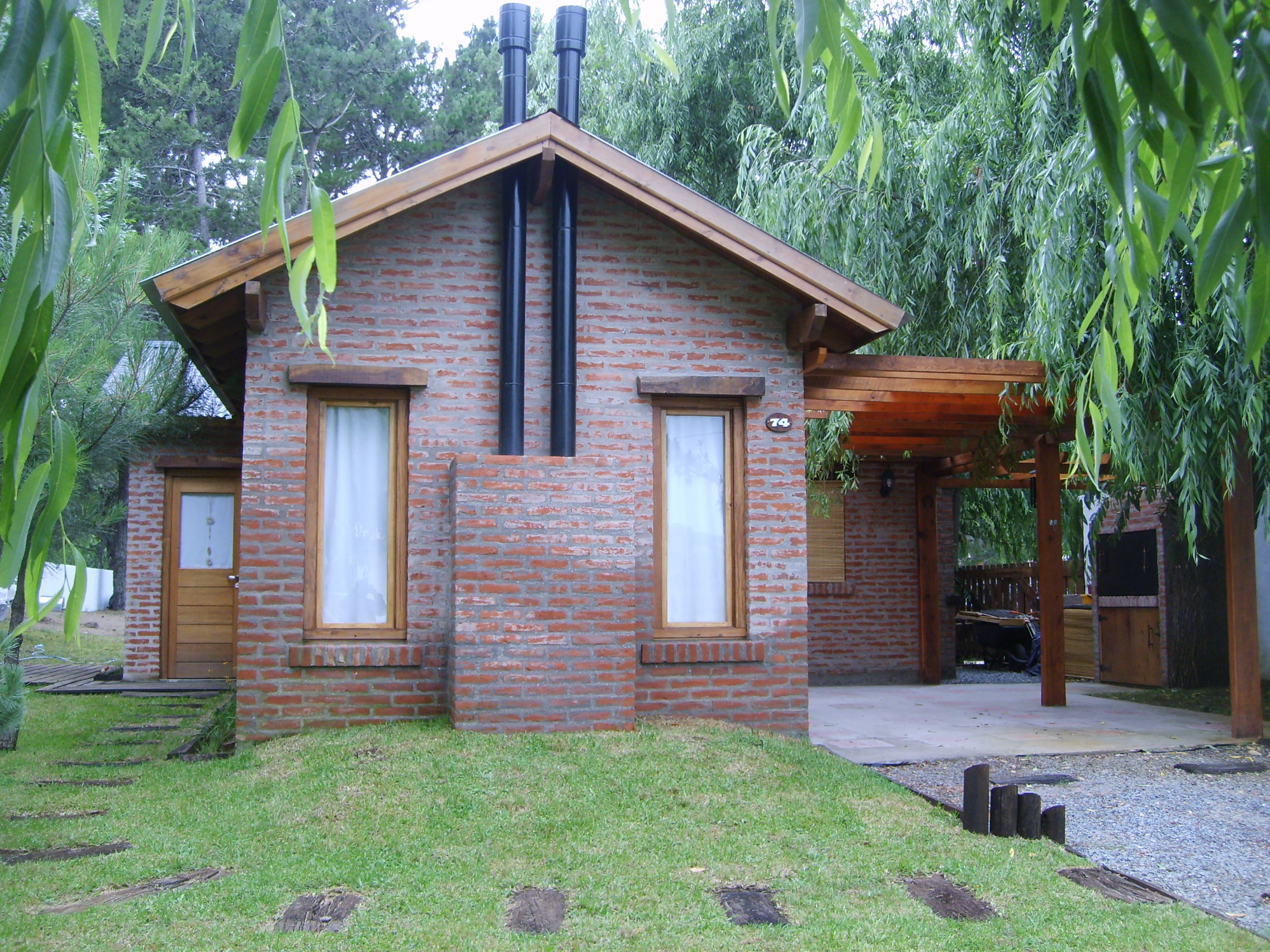 Costa del Este: Hermoso chalet estilo campo, con añosa arboleda