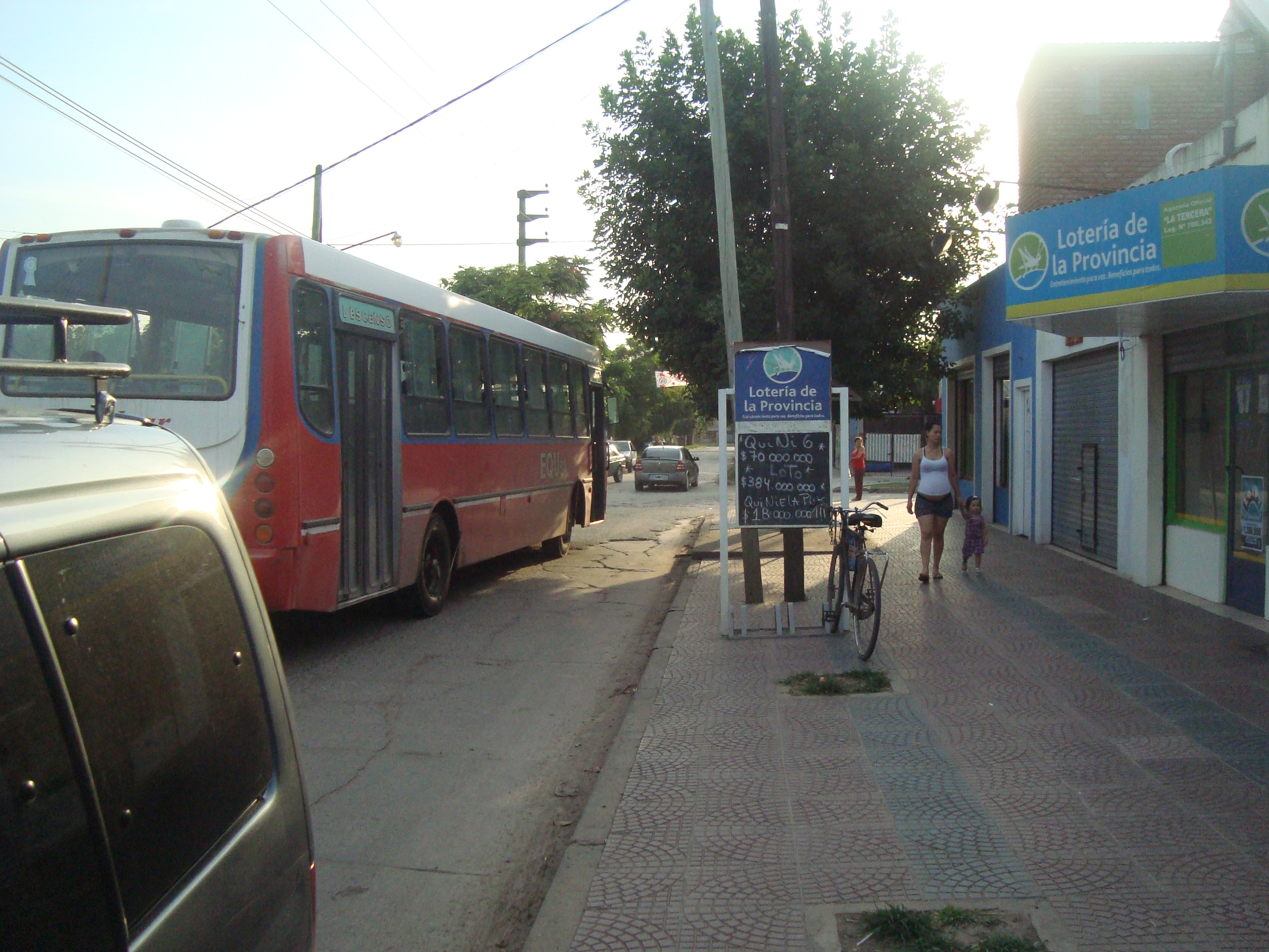 LONGCHAMPS: 5 LOCALES EN VENTA. OPORTUNIDAD DE INVERSION. ESQUINA CCIAL.PARADA COLECTIVO EN LA PUERTA. - 3