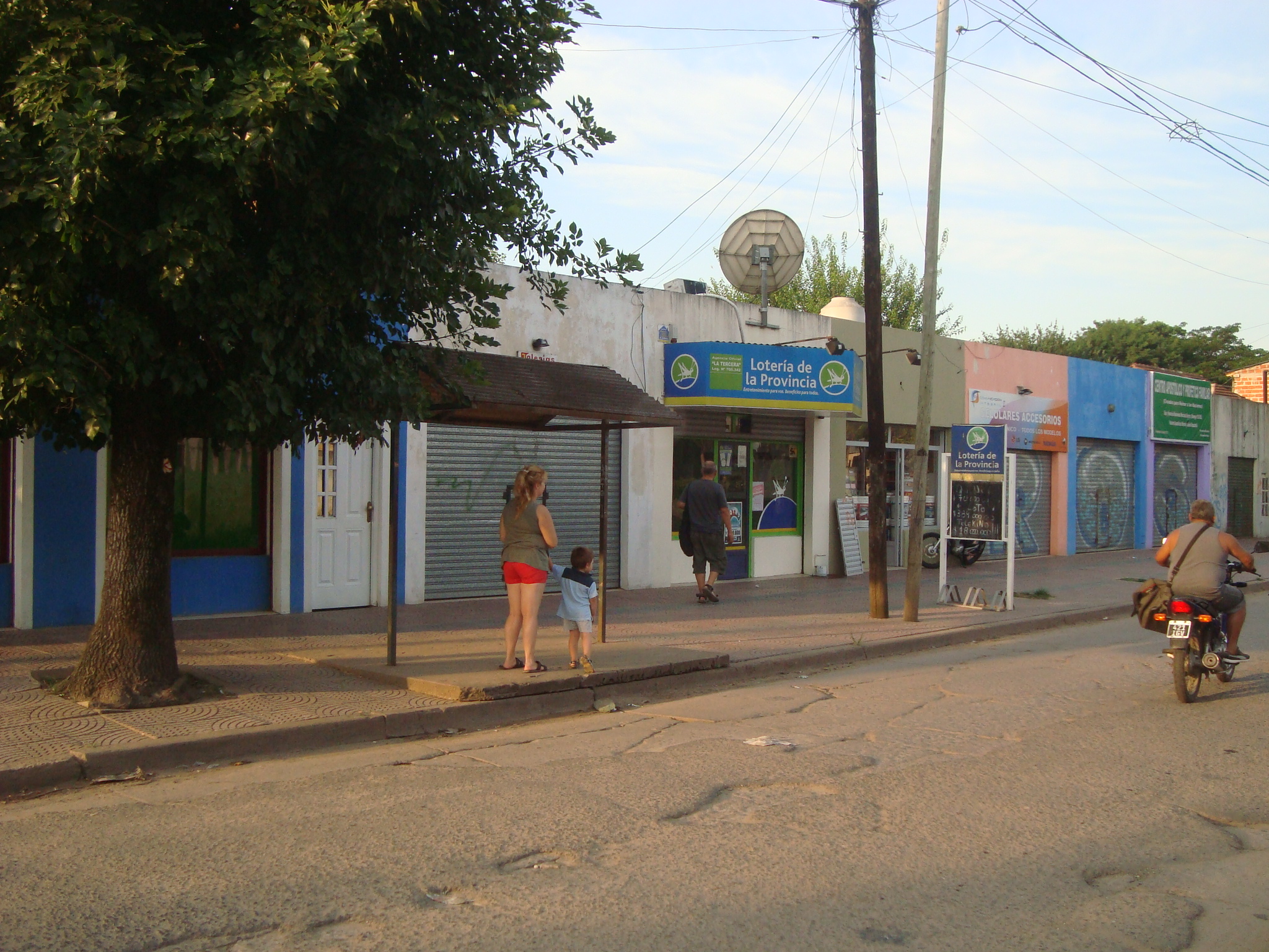 LONGCHAMPS: 5 LOCALES EN VENTA. OPORTUNIDAD DE INVERSION. ESQUINA CCIAL.PARADA COLECTIVO EN LA PUERTA. - 4