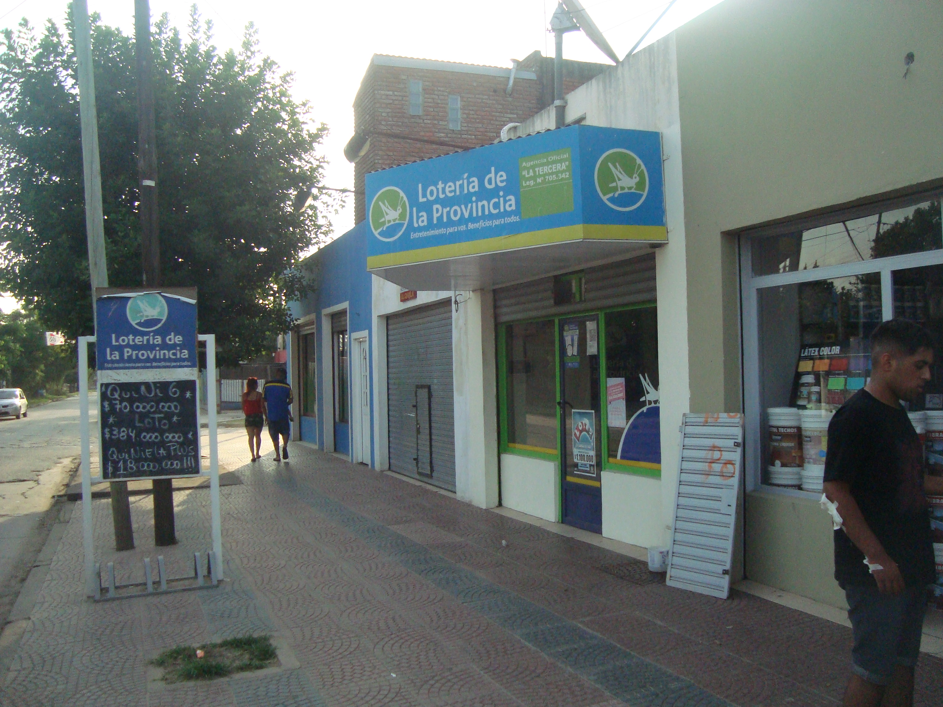 LONGCHAMPS: 5 LOCALES EN VENTA. OPORTUNIDAD DE INVERSION. ESQUINA CCIAL.PARADA COLECTIVO EN LA PUERTA. - 6