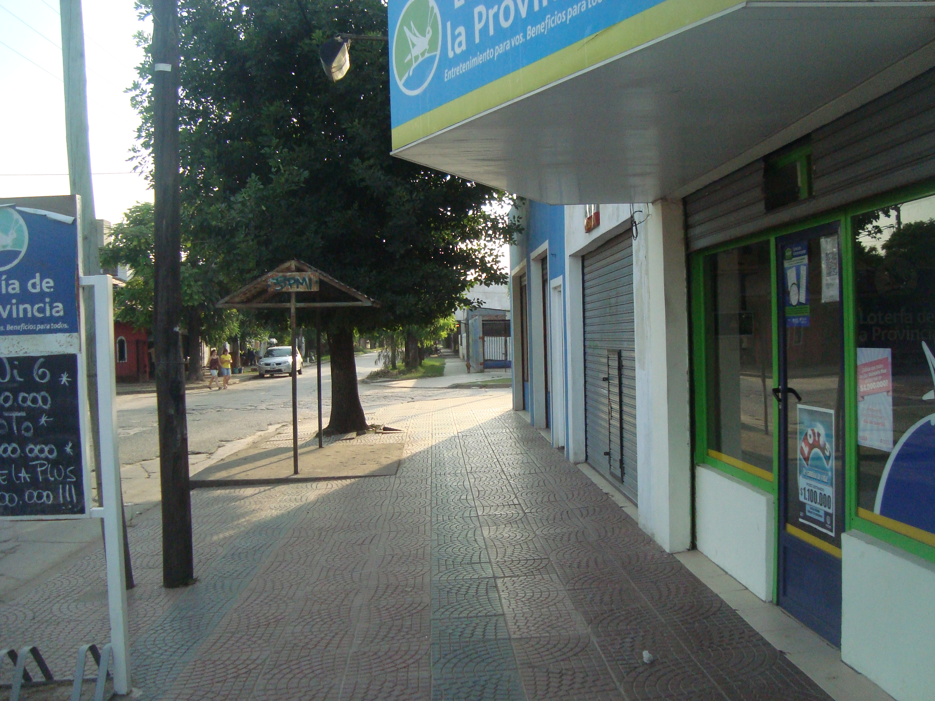 LONGCHAMPS: 5 LOCALES EN VENTA. OPORTUNIDAD DE INVERSION. ESQUINA CCIAL.PARADA COLECTIVO EN LA PUERTA. - 8