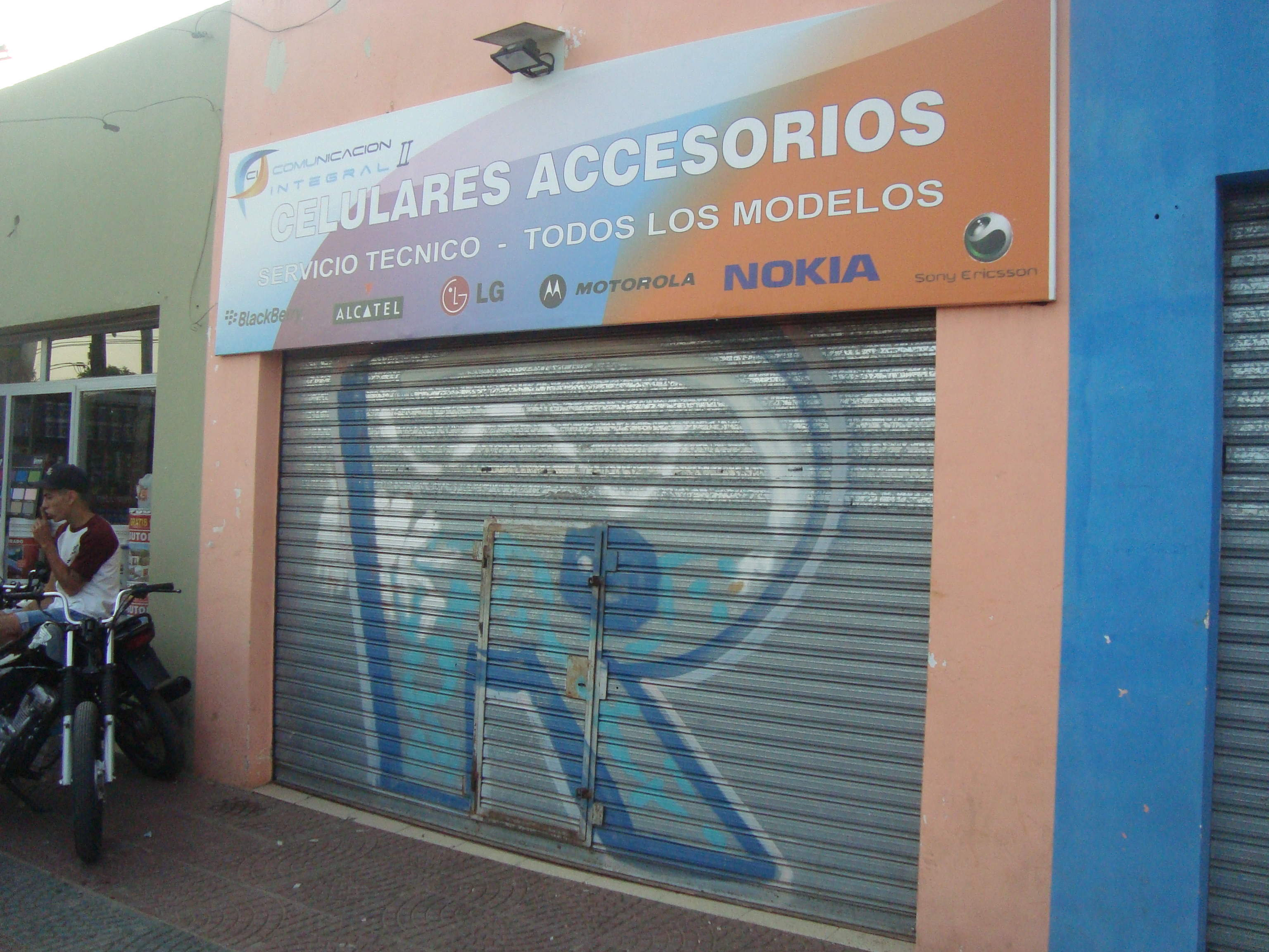 LONGCHAMPS: 5 LOCALES EN VENTA. OPORTUNIDAD DE INVERSION. ESQUINA CCIAL.PARADA COLECTIVO EN LA PUERTA. - 10