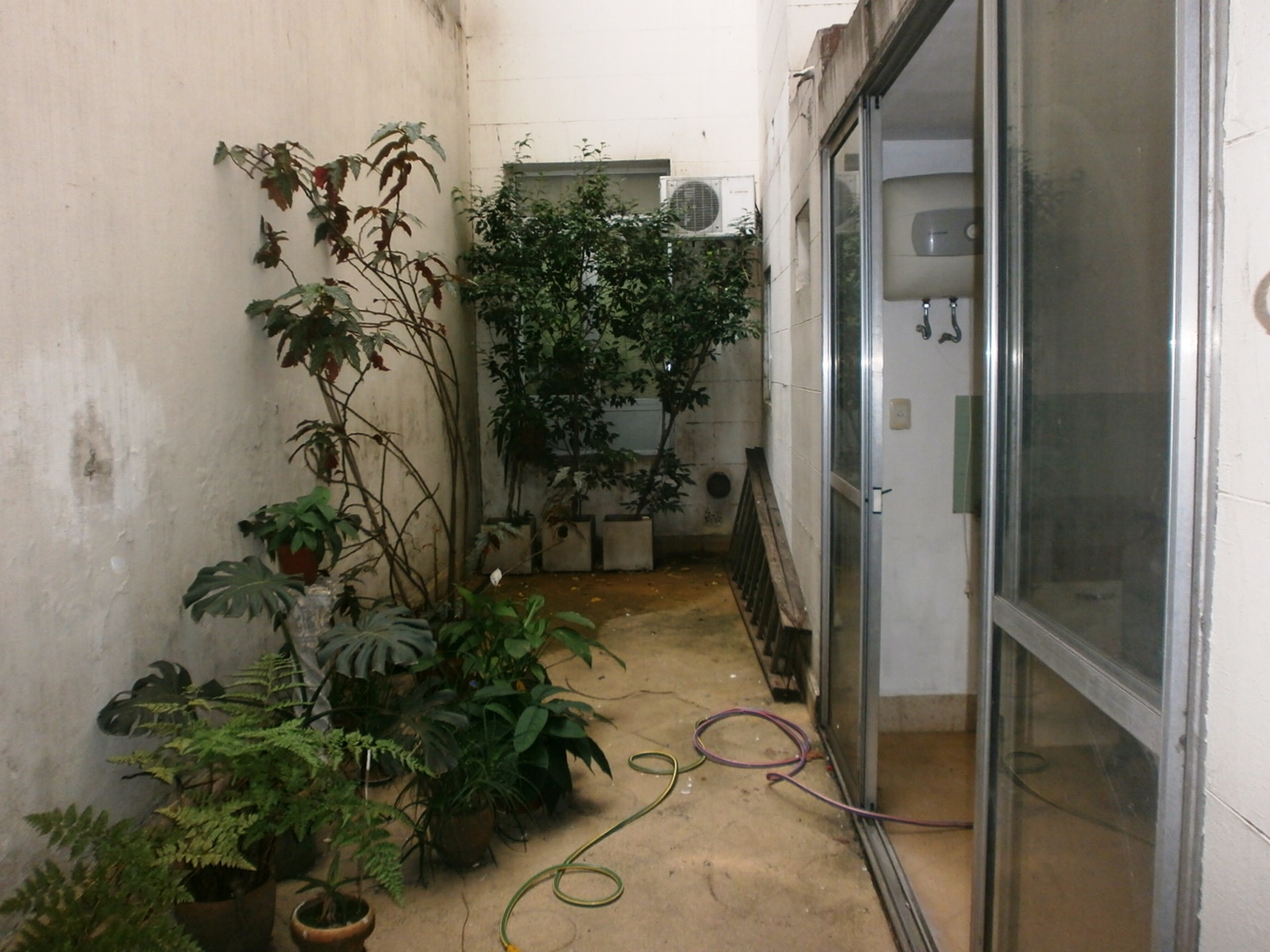 Muy buen depto de 2 amb amplios con patio estilo antiguo, apto profesional. — foto 4