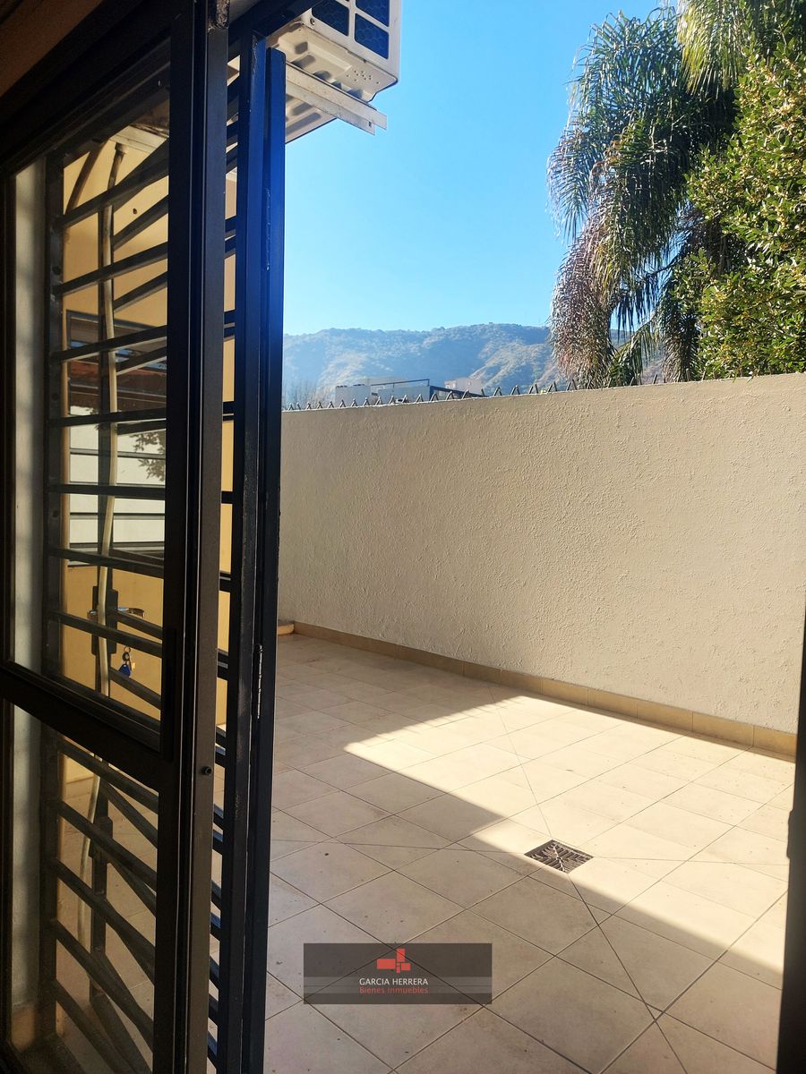 Departamento de 2 Dormitorios, Patio y Cochera - Centro de Carlos Paz. - 4