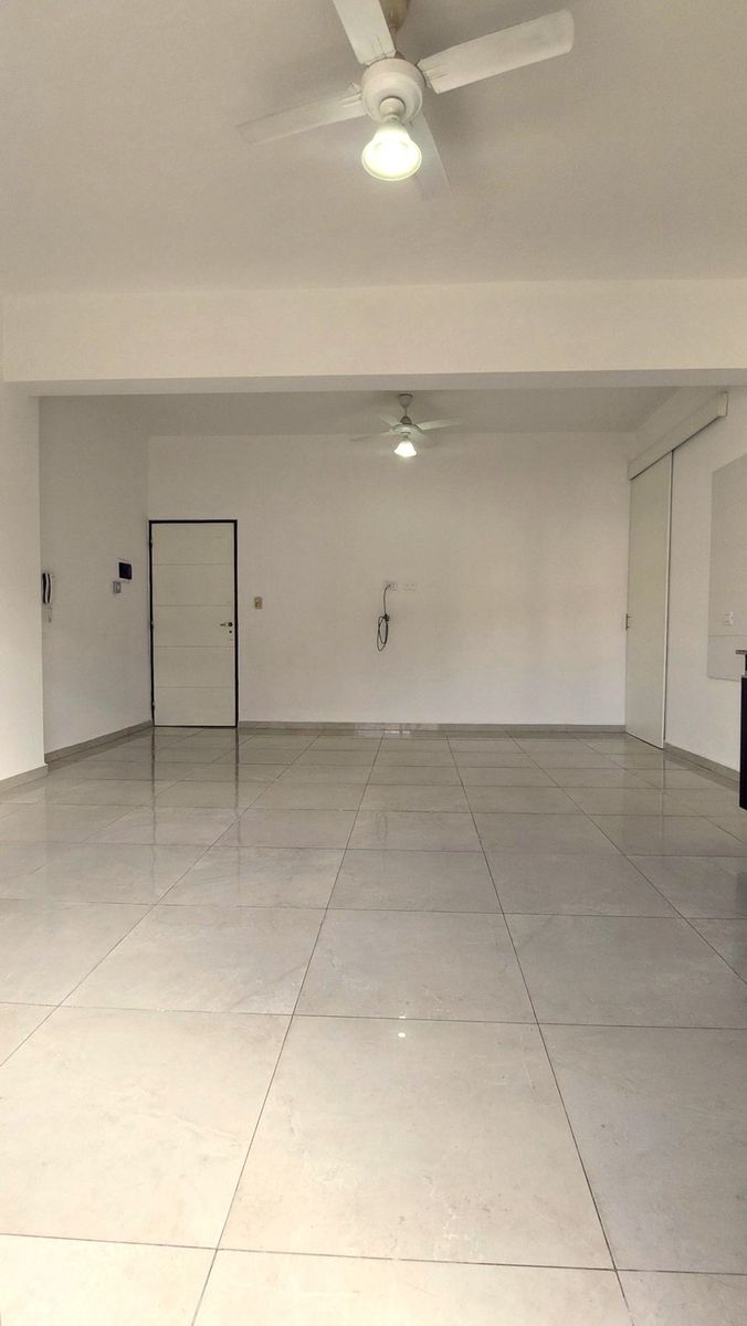 A 1 cuadra de Peatonal: 2 DORM. BALCON TERRAZA COCHERA y PILETA. — foto 2