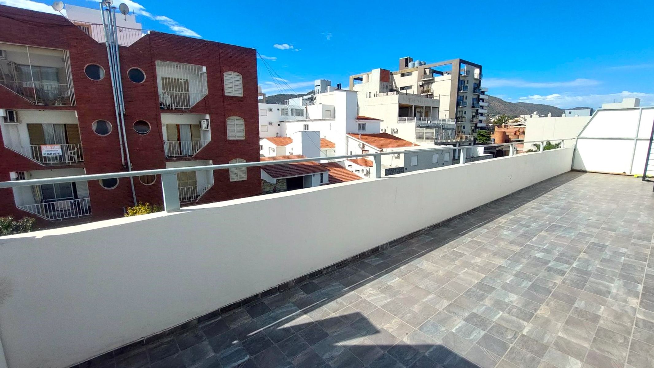 A 1 cuadra de Peatonal: 2 DORM. BALCON TERRAZA COCHERA y PILETA. — foto 3