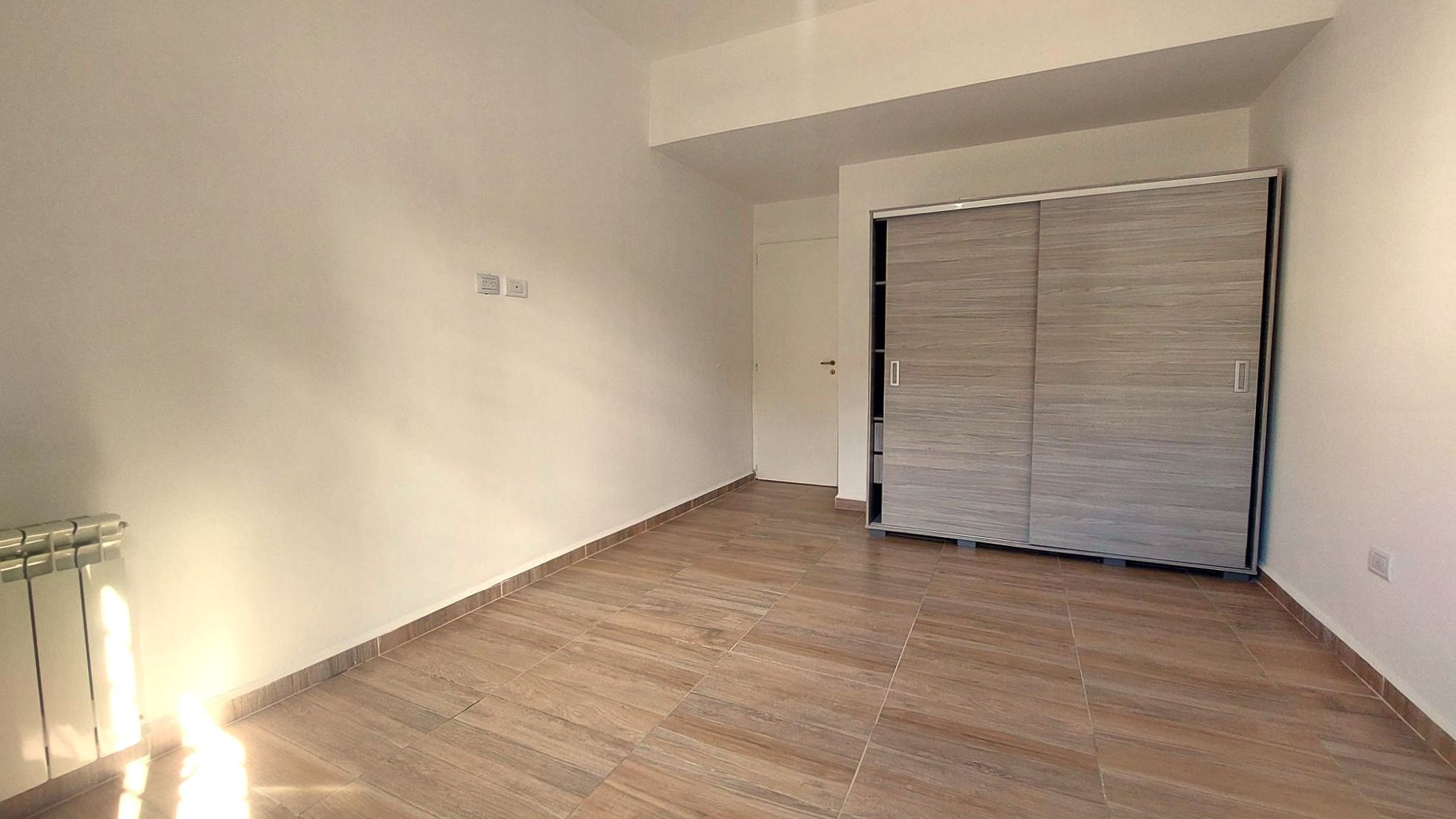 A 1 cuadra de Peatonal: 2 DORM. BALCON TERRAZA COCHERA y PILETA. — foto 4