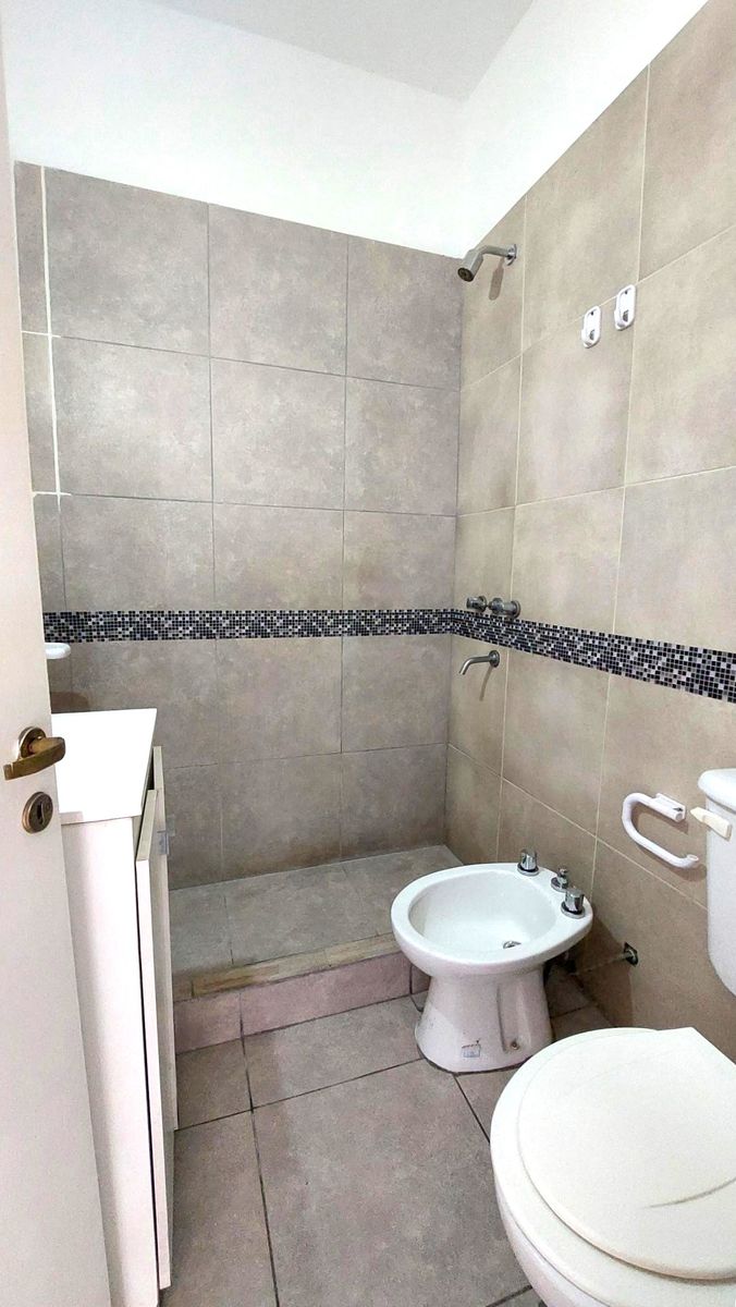 A 1 cuadra de Peatonal: 2 DORM. BALCON TERRAZA COCHERA y PILETA. — foto 7