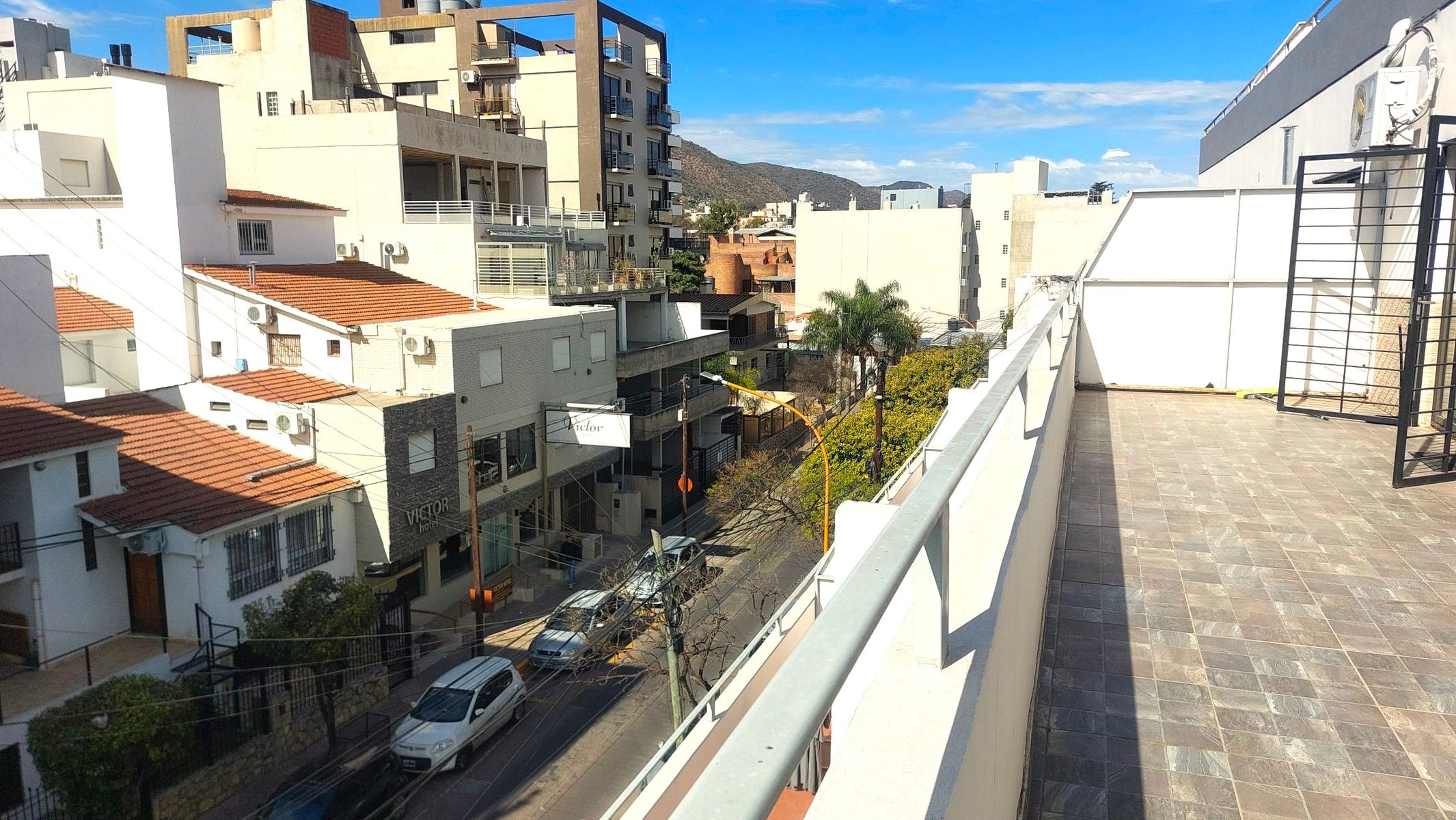 A 1 cuadra de Peatonal: 2 DORM. BALCON TERRAZA COCHERA y PILETA. — foto 9