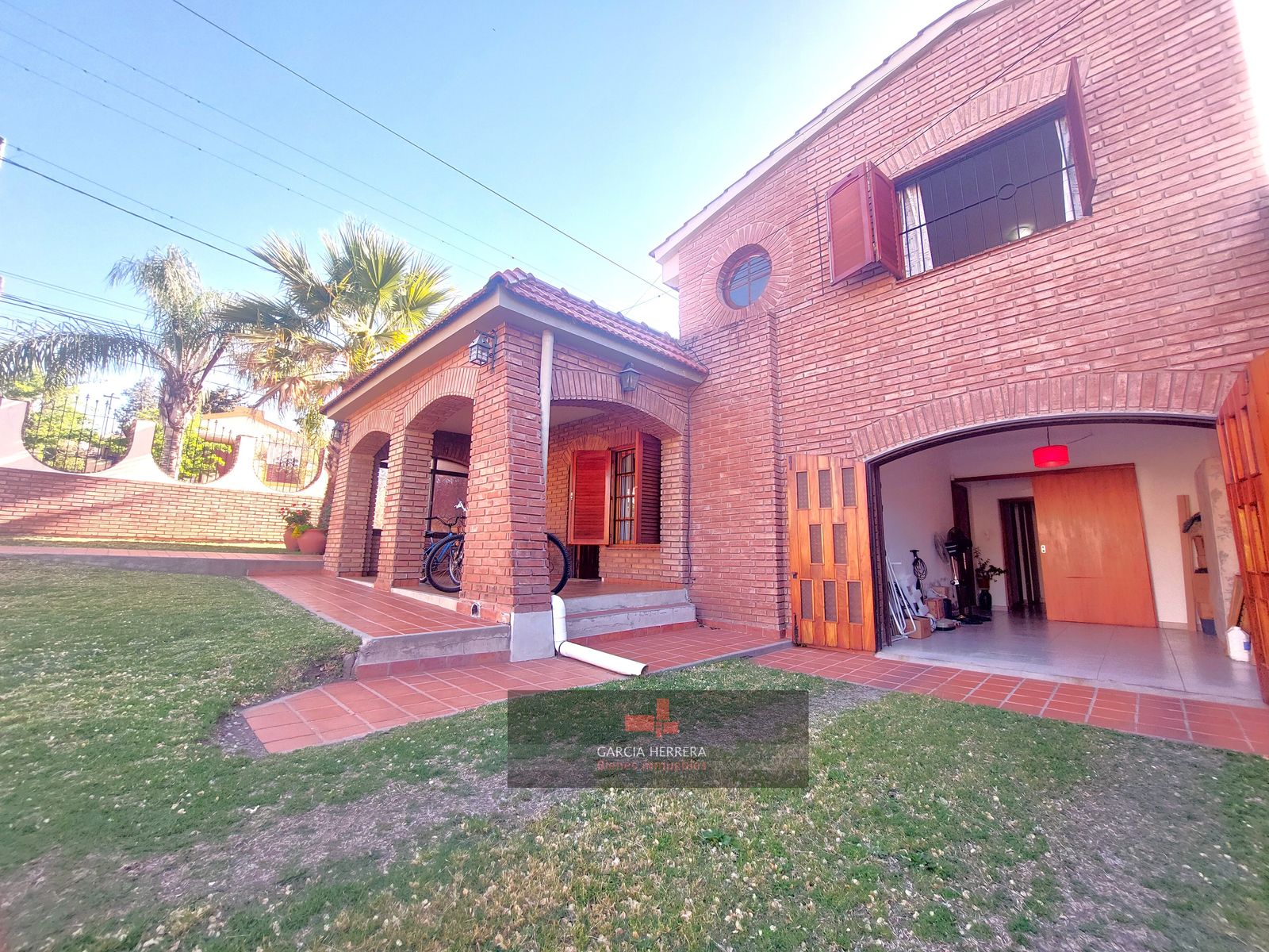 CASA DE 3 DORMITORIOS CENTRICA, BARRIO MIGUEL MUÑOZ.