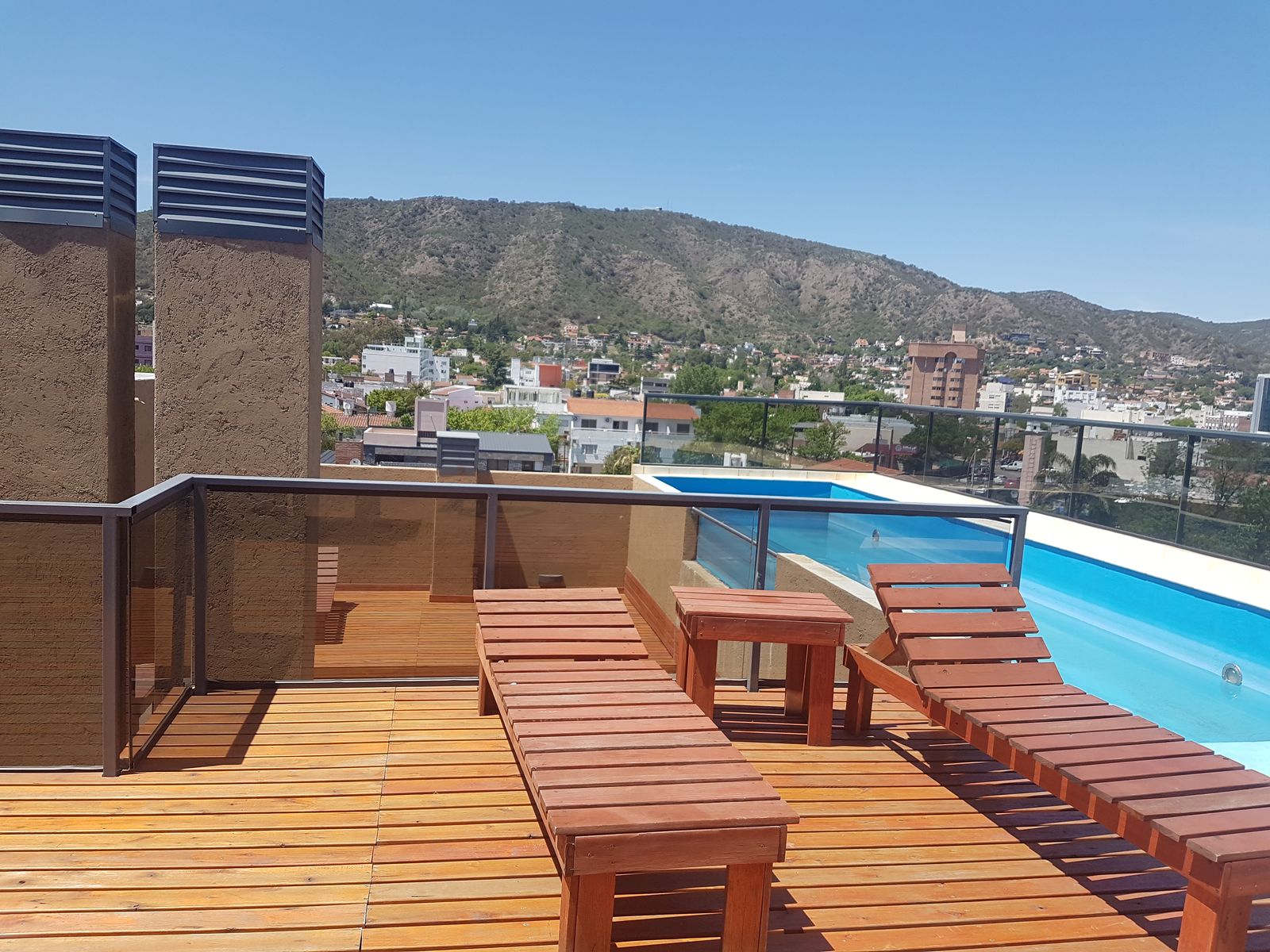 1 DORMIT. COCHERA y PILETA - Buena construcción y ubicación en Carlos Paz. - 1