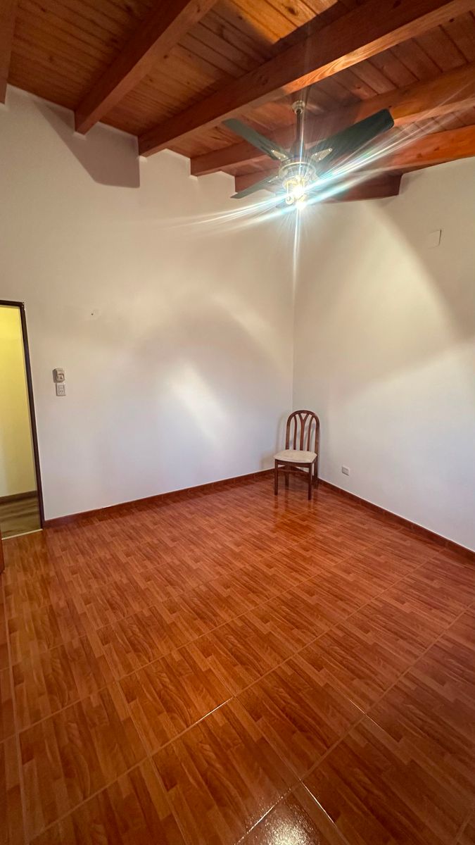 Se alquila para oficina o consultorio, zona Iglesia Santa Teresita - 5
