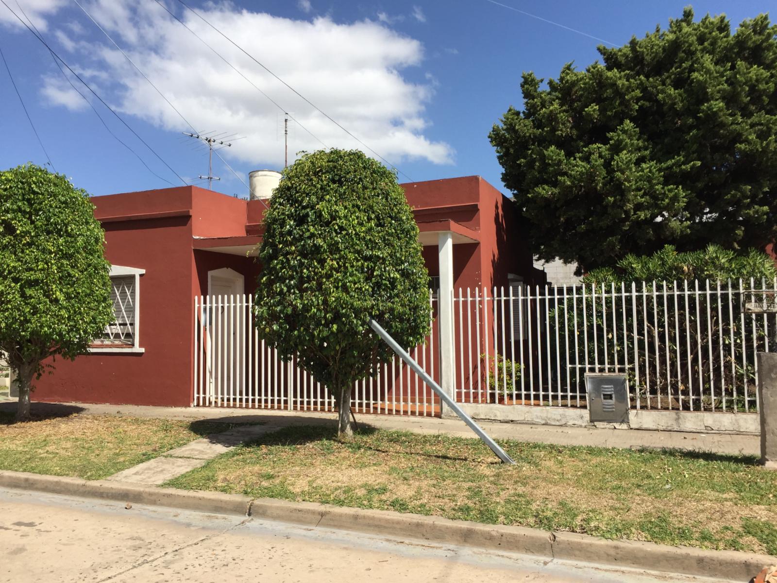 CASA AMERICANA EN ESQUINA CON LOCAL — foto 2