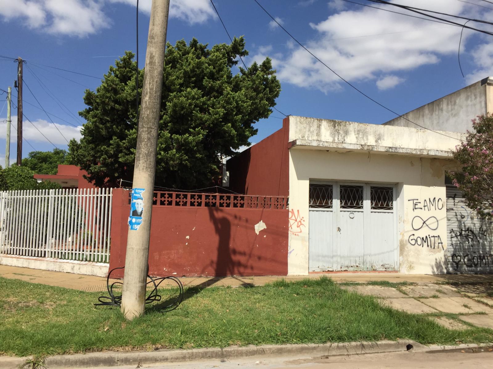 CASA AMERICANA EN ESQUINA CON LOCAL — foto 3