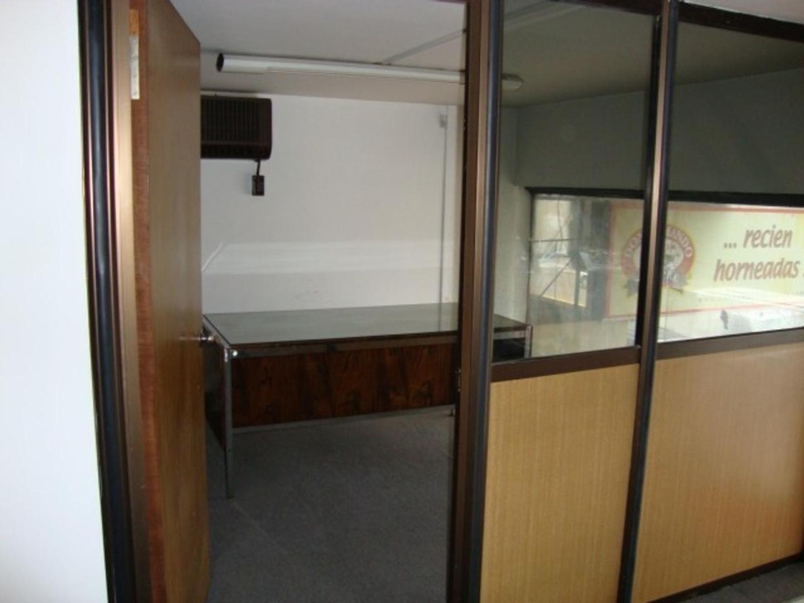Importante local comercial en esquina, zona céntrica - 1
