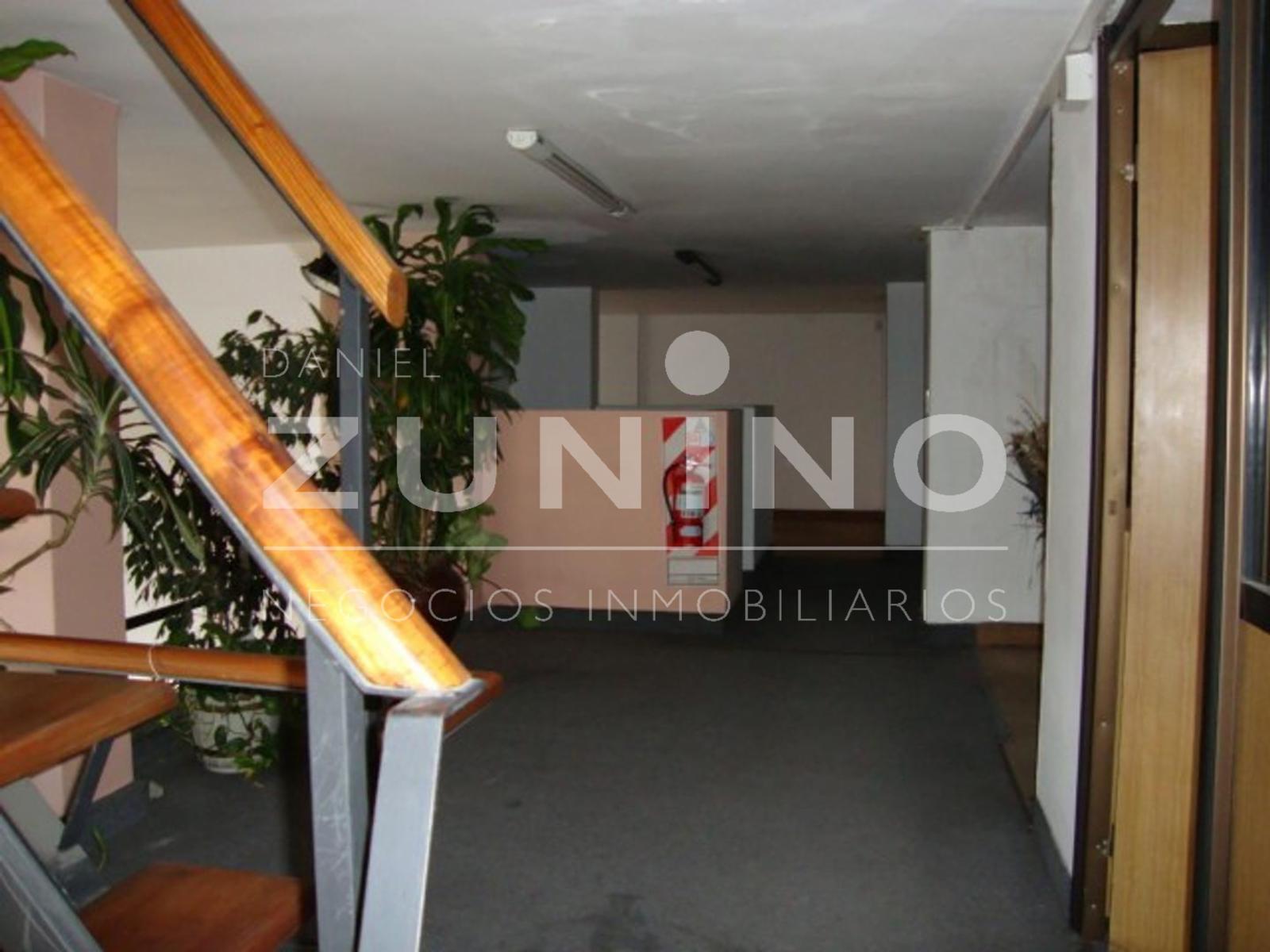 Importante local comercial en esquina, zona céntrica - 3