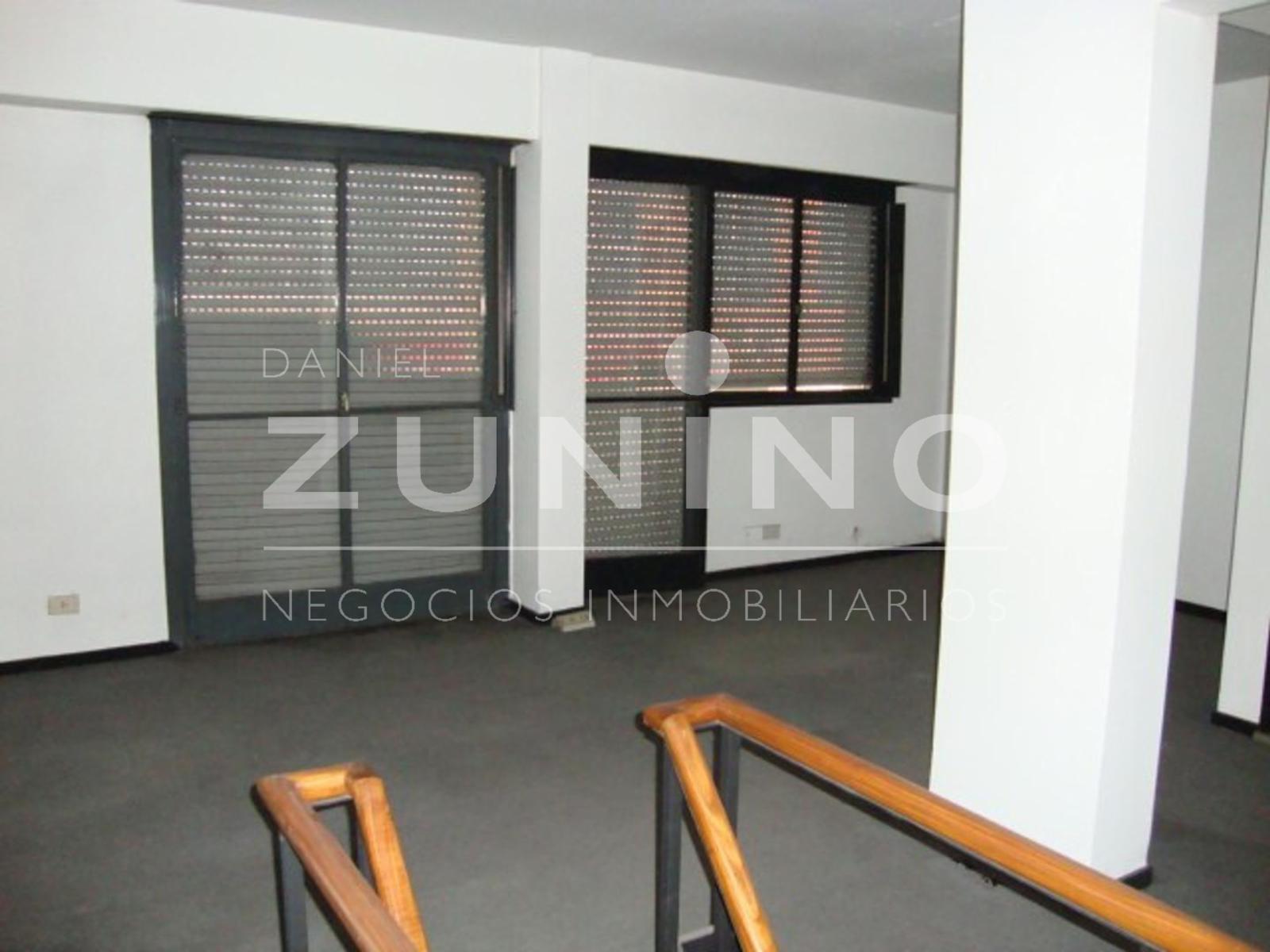 Importante local comercial en esquina, zona céntrica - 9