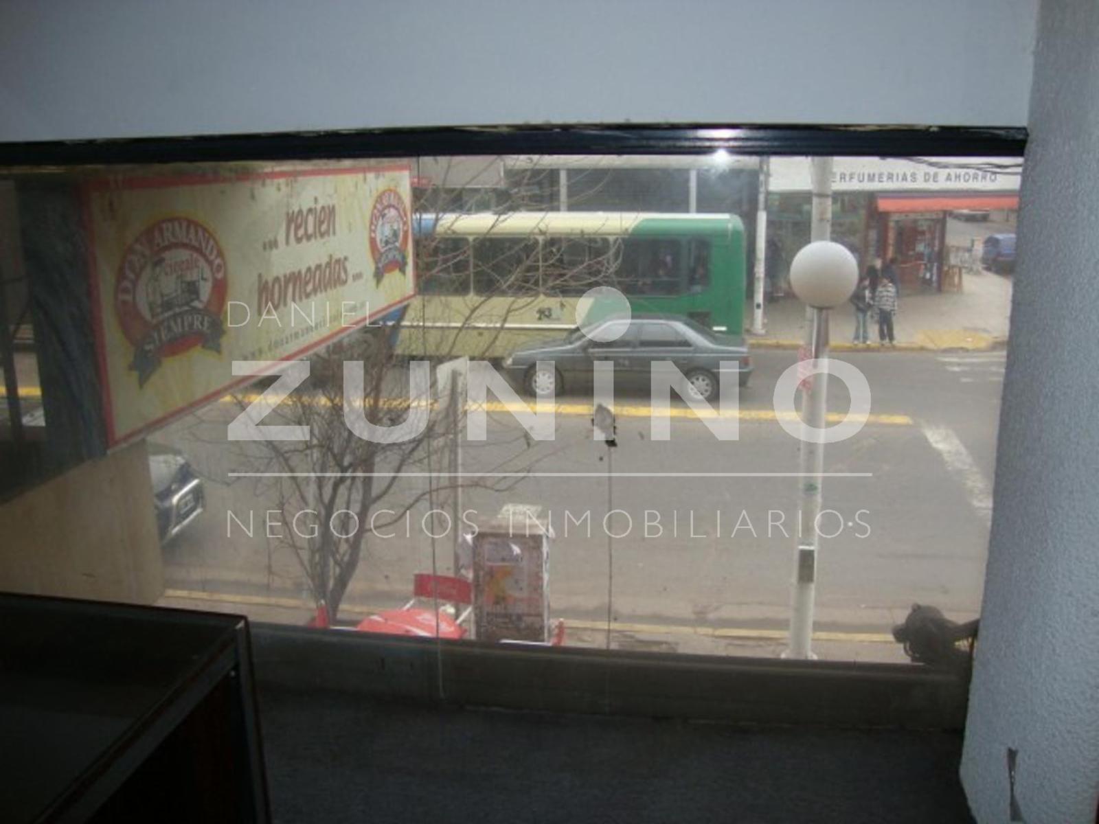 Importante local comercial en esquina, zona céntrica - 10