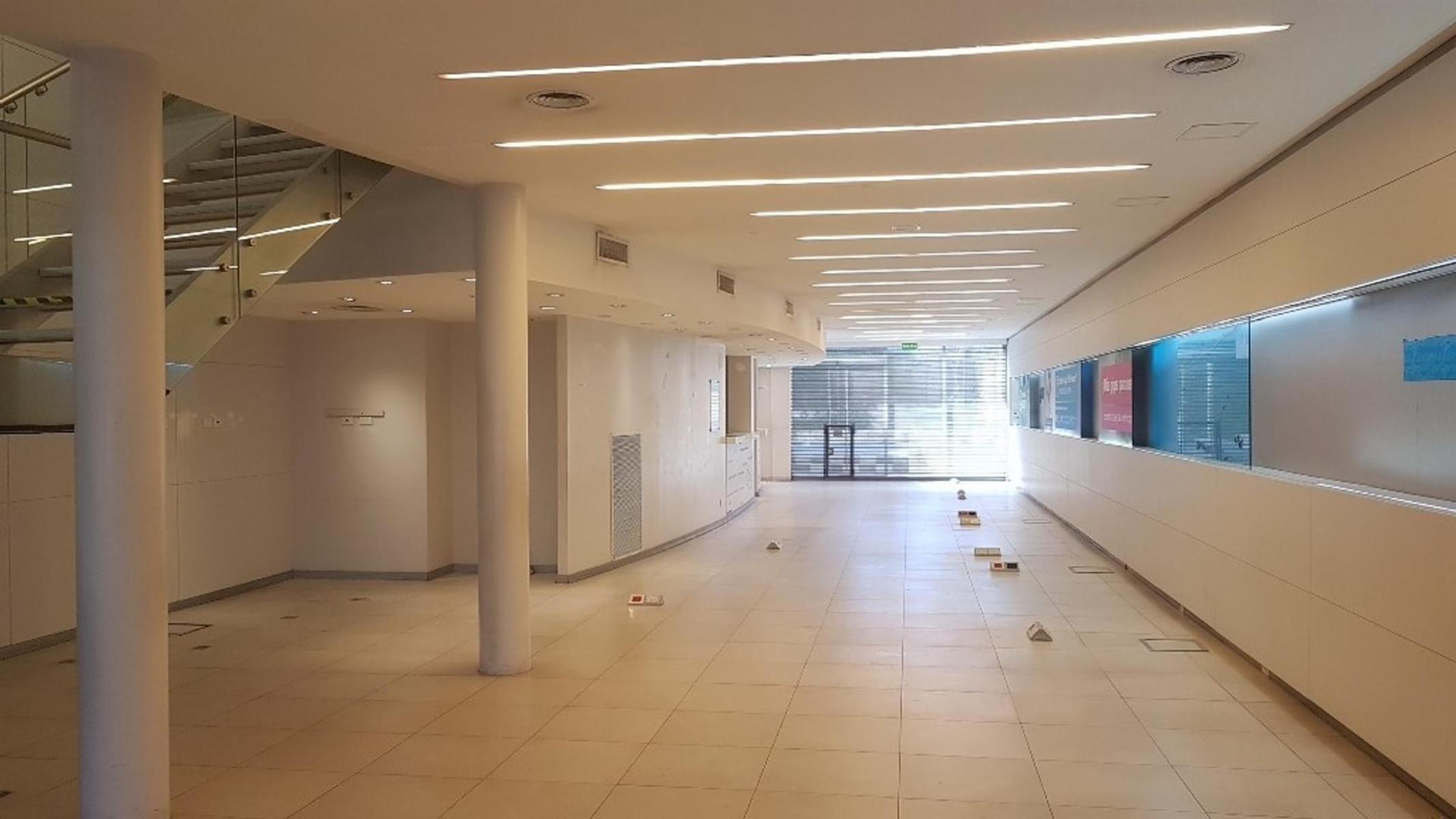 Excelente local comercial Sobre importante avenida. - 2