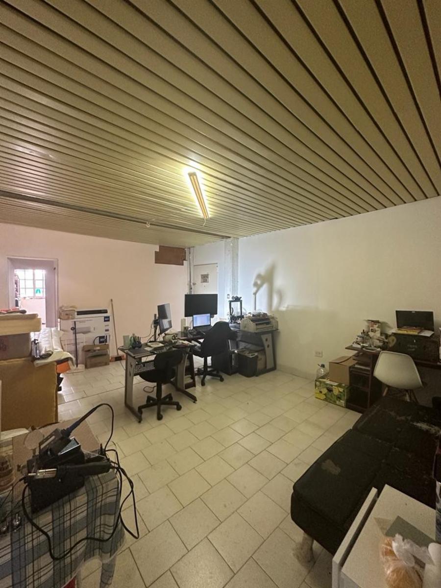 Amplia oficina de cinco ambientes en venta - 14