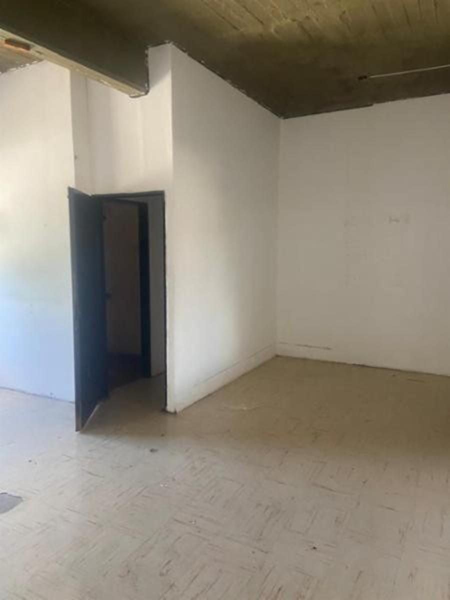 Amplio local en venta en José C Paz - 12