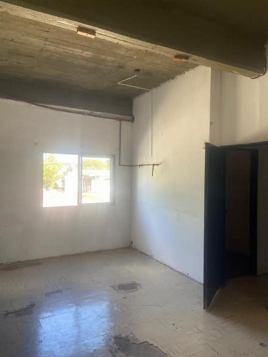 Amplio local en venta en José C Paz - 13