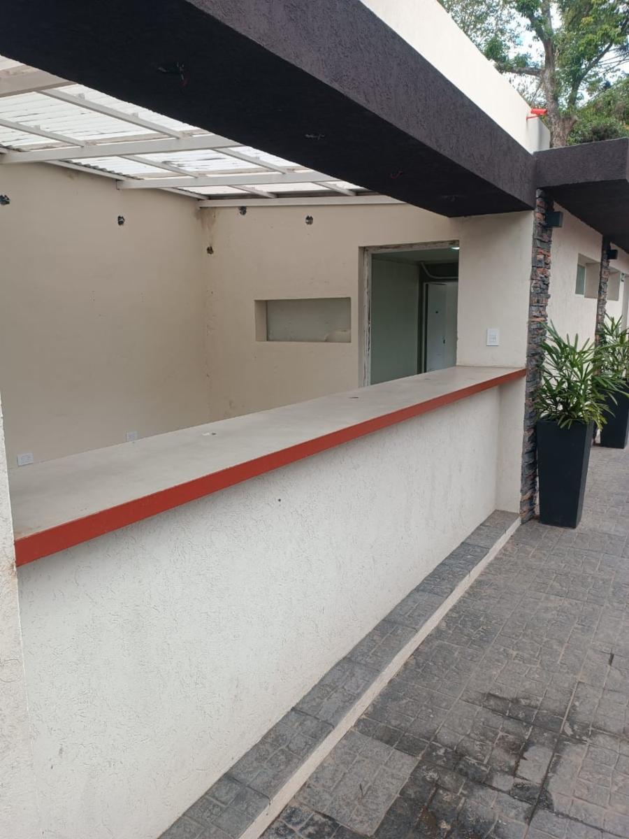 Excelente local comercial en alquiler en Pilar - 12