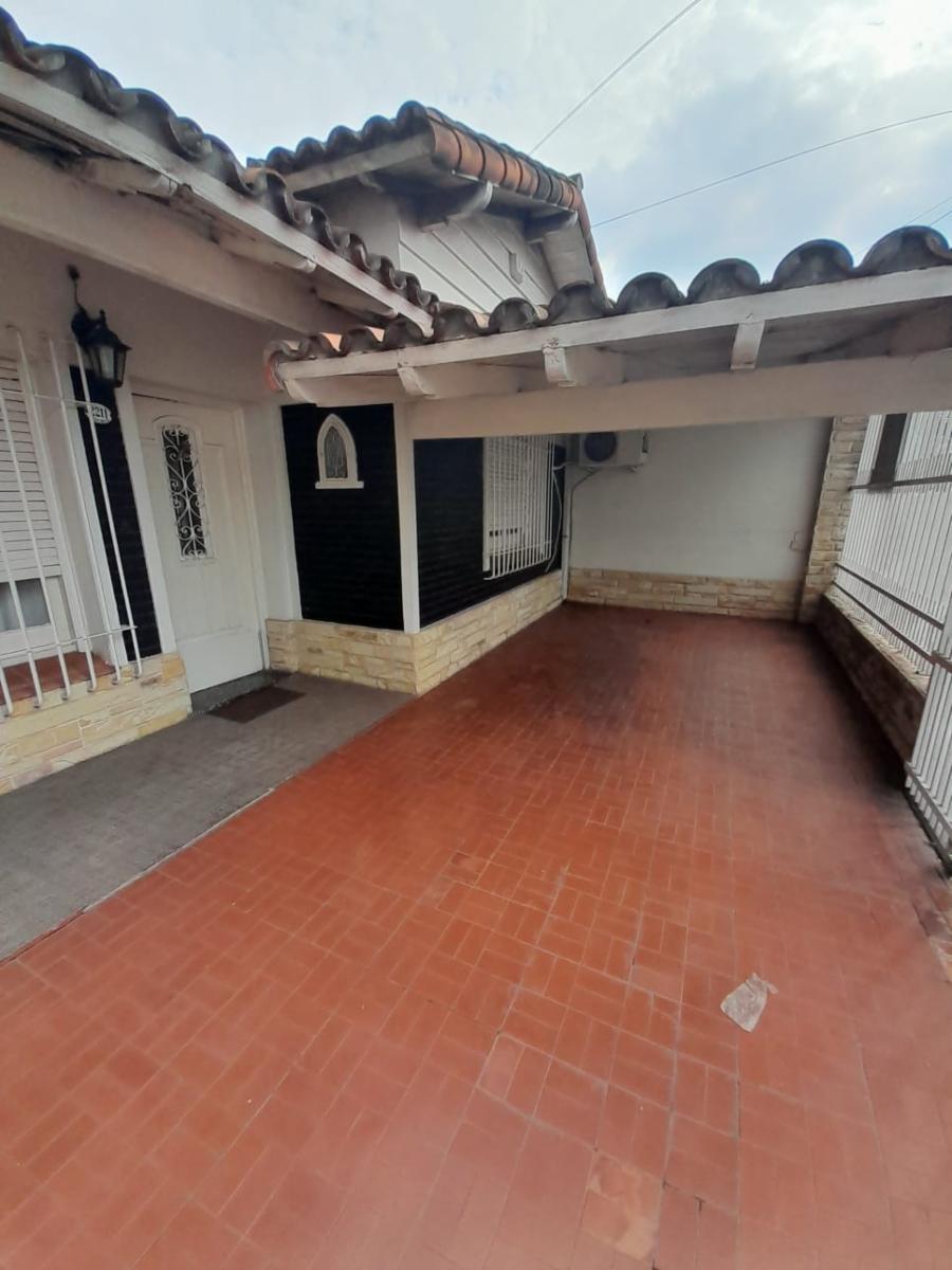Casa de tres ambientes a la venta en José C Paz, APTO CREDITO — foto 2