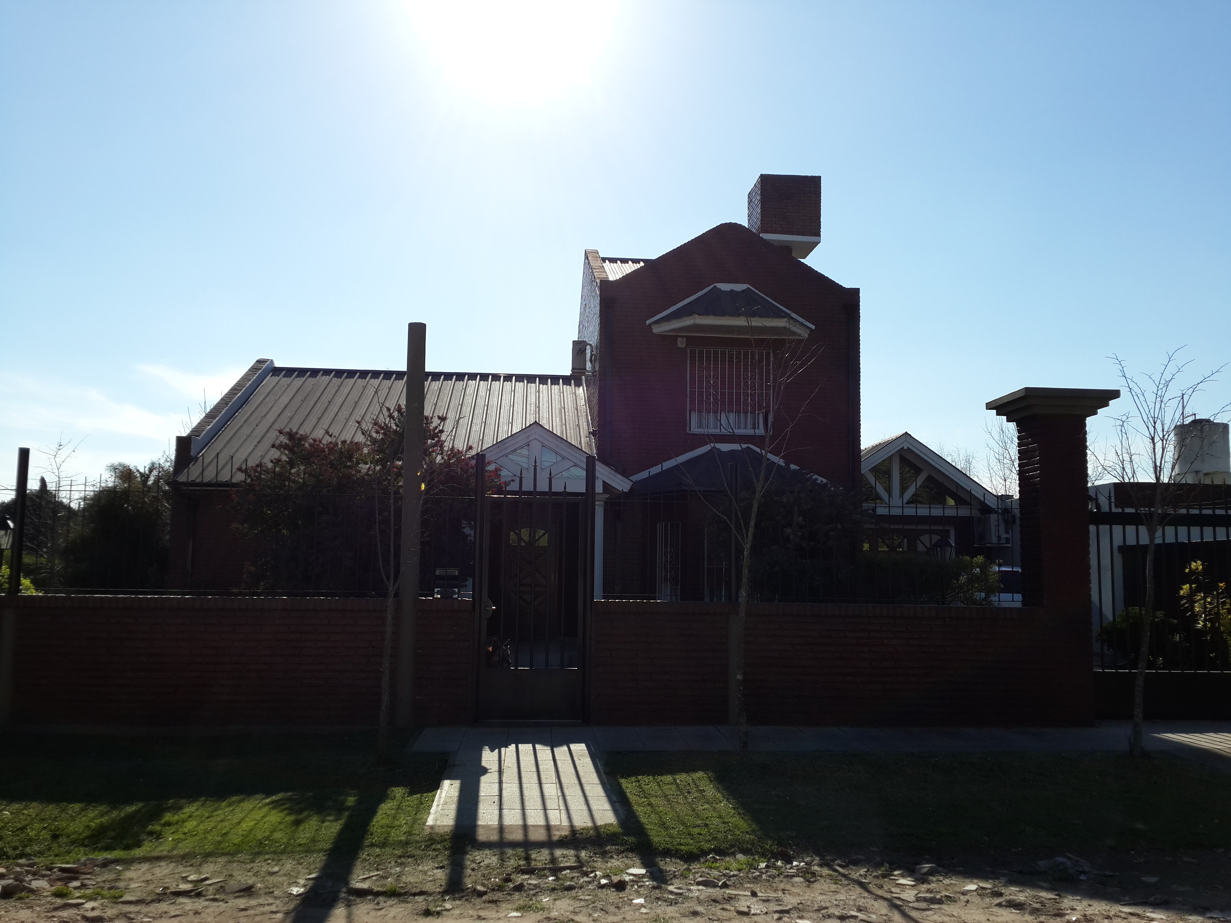 VENDO EXCELENTE CHALET QUINTA, CON 7 HABITACIONES UNA EN SUITE, 3 BAÑOS, GARAGE, PILETA, QUINCHO PARA 50 PERSONAS CON VESTURARIOS, SOBRE 5 LOTES PARQUIZADOS, KM. 41 VIRREY DEL PINO - 1