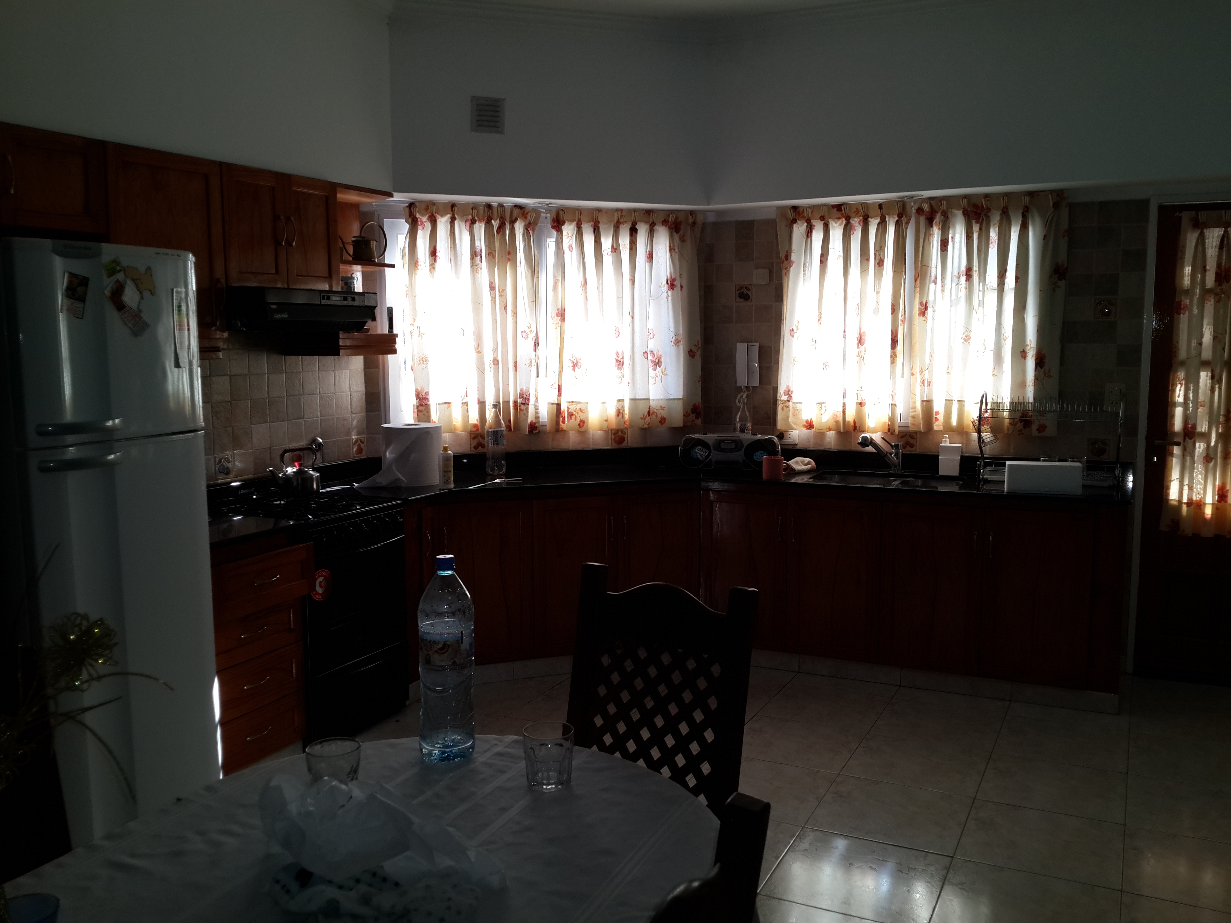 VENDO EXCELENTE CHALET QUINTA, CON 7 HABITACIONES UNA EN SUITE, 3 BAÑOS, GARAGE, PILETA, QUINCHO PARA 50 PERSONAS CON VESTURARIOS, SOBRE 5 LOTES PARQUIZADOS, KM. 41 VIRREY DEL PINO - 3