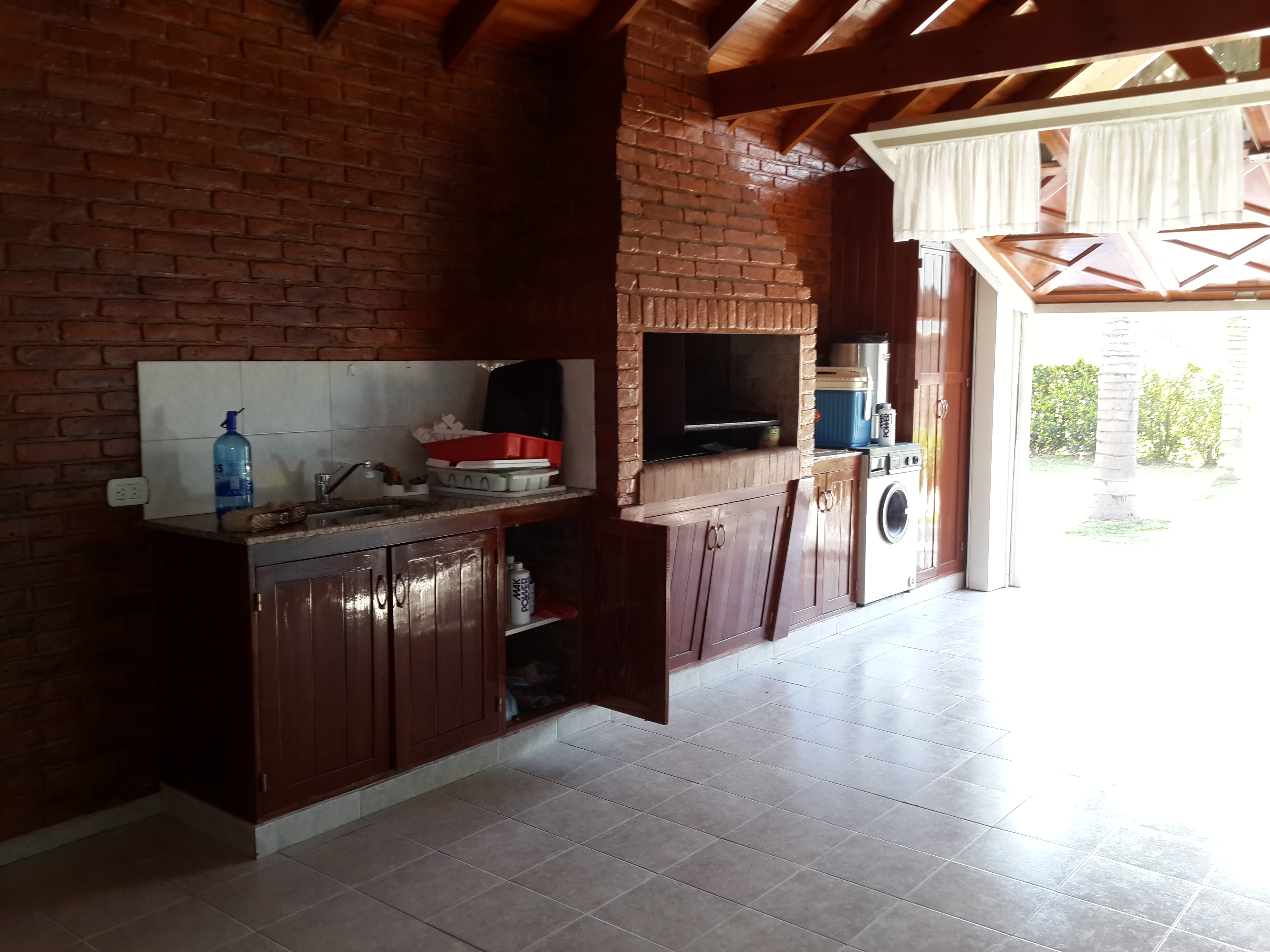 VENDO EXCELENTE CHALET QUINTA, CON 7 HABITACIONES UNA EN SUITE, 3 BAÑOS, GARAGE, PILETA, QUINCHO PARA 50 PERSONAS CON VESTURARIOS, SOBRE 5 LOTES PARQUIZADOS, KM. 41 VIRREY DEL PINO - 6