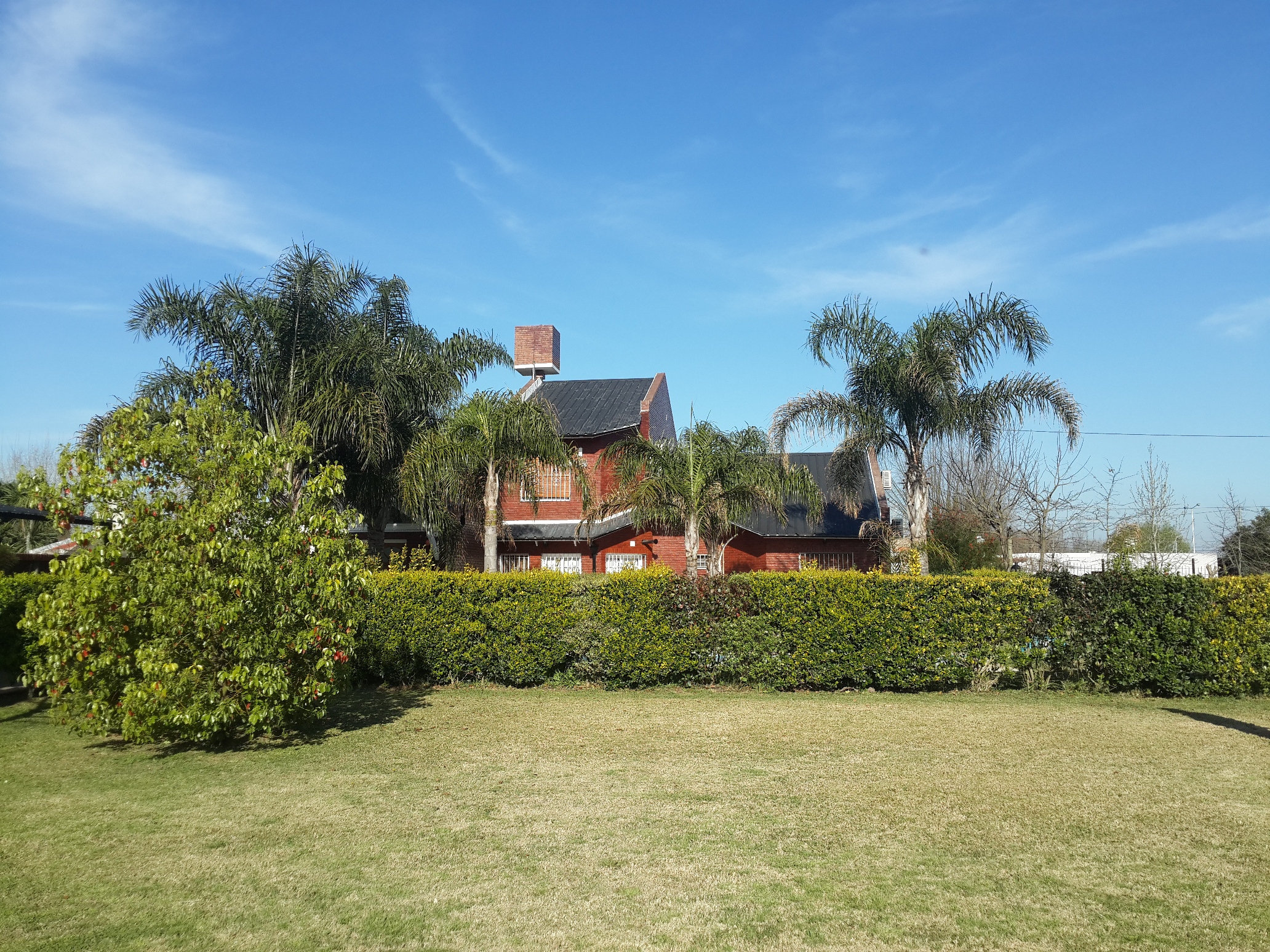 VENDO EXCELENTE CHALET QUINTA, CON 7 HABITACIONES UNA EN SUITE, 3 BAÑOS, GARAGE, PILETA, QUINCHO PARA 50 PERSONAS CON VESTURARIOS, SOBRE 5 LOTES PARQUIZADOS, KM. 41 VIRREY DEL PINO - 8