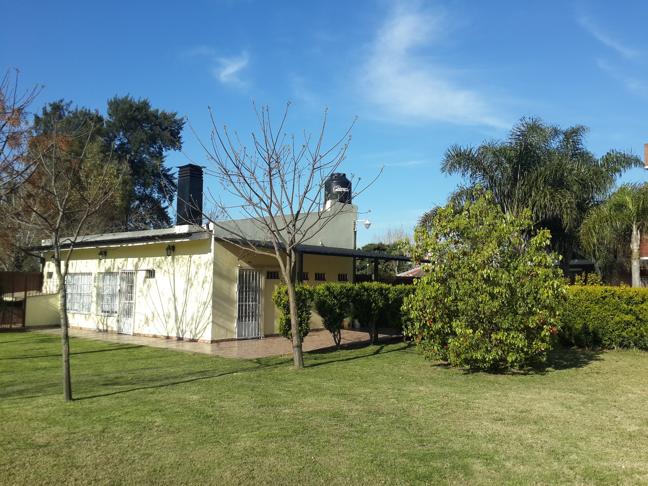 VENDO EXCELENTE CHALET QUINTA, CON 7 HABITACIONES UNA EN SUITE, 3 BAÑOS, GARAGE, PILETA, QUINCHO PARA 50 PERSONAS CON VESTURARIOS, SOBRE 5 LOTES PARQUIZADOS, KM. 41 VIRREY DEL PINO - 10