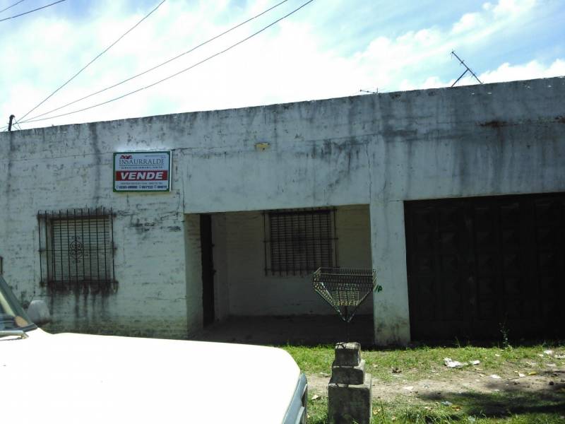 CASA EN VENTA A REFACCIONAR, EN EZEIZA A 400 MTS DE RUTA 205