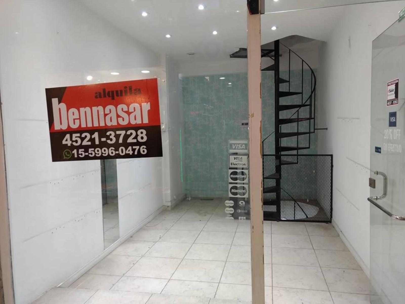 SE ALQUILAN LOCALES EN GALERIA A MTROS DE AV. CABILDO - 7
