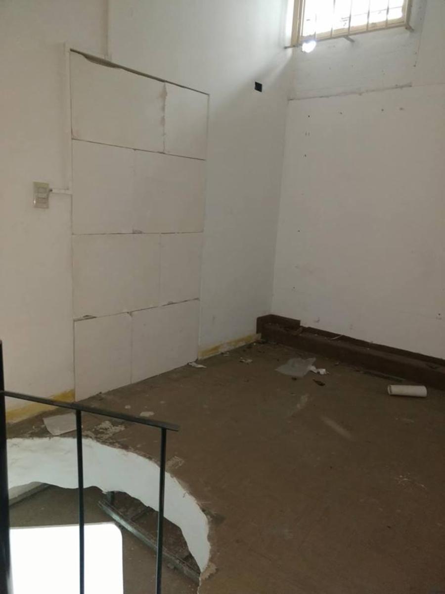 SE ALQUILAN LOCALES EN GALERIA A MTROS DE AV. CABILDO - 9