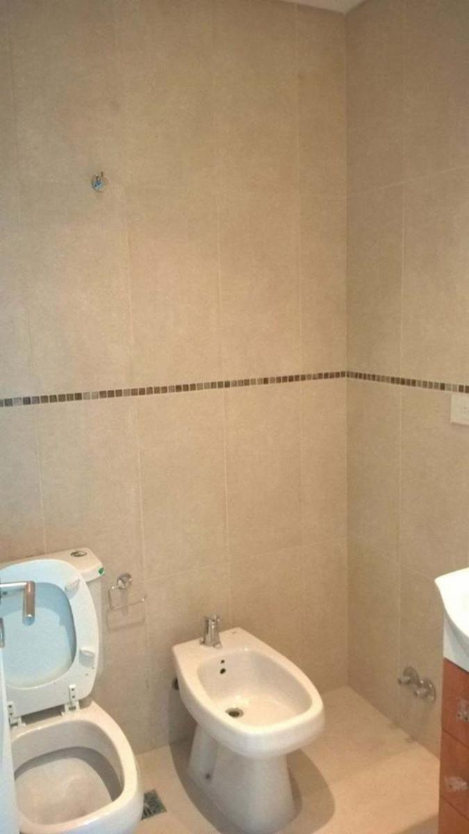 se alquila monoambiente al frente con cochera y baulera — foto 8