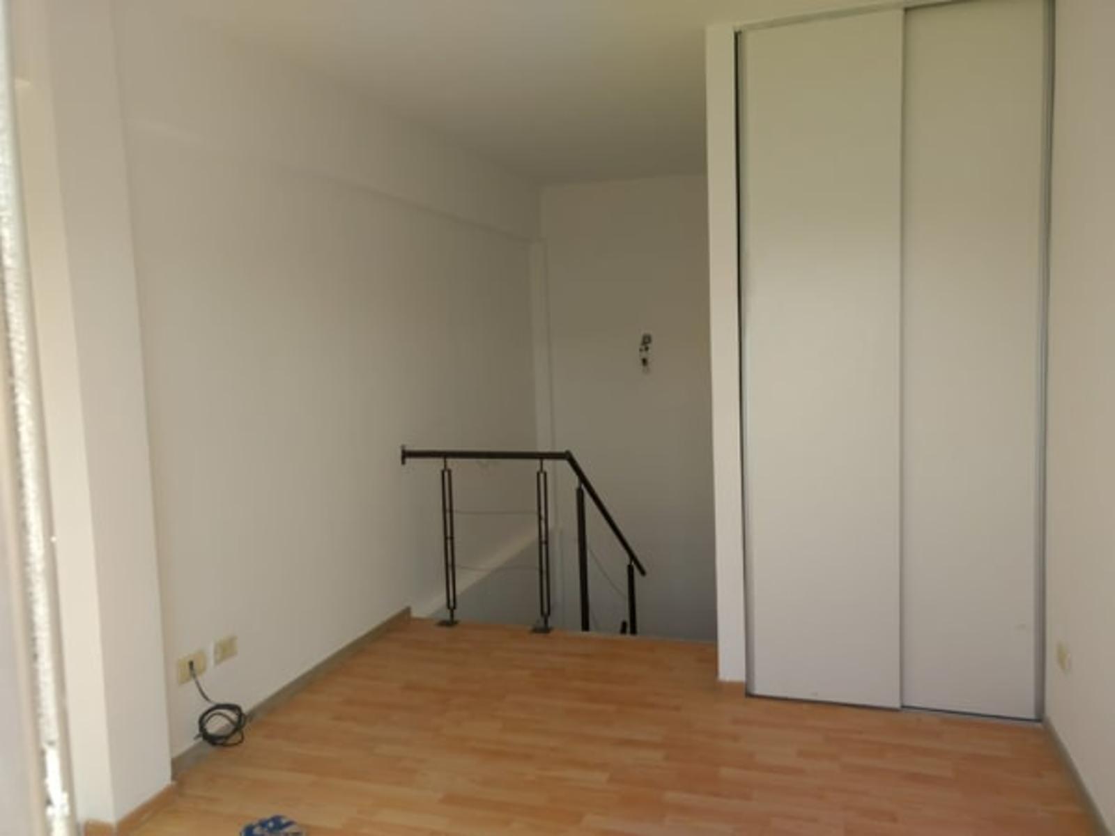 se alquila excelente departamento en duplex con dos balcones - 2
