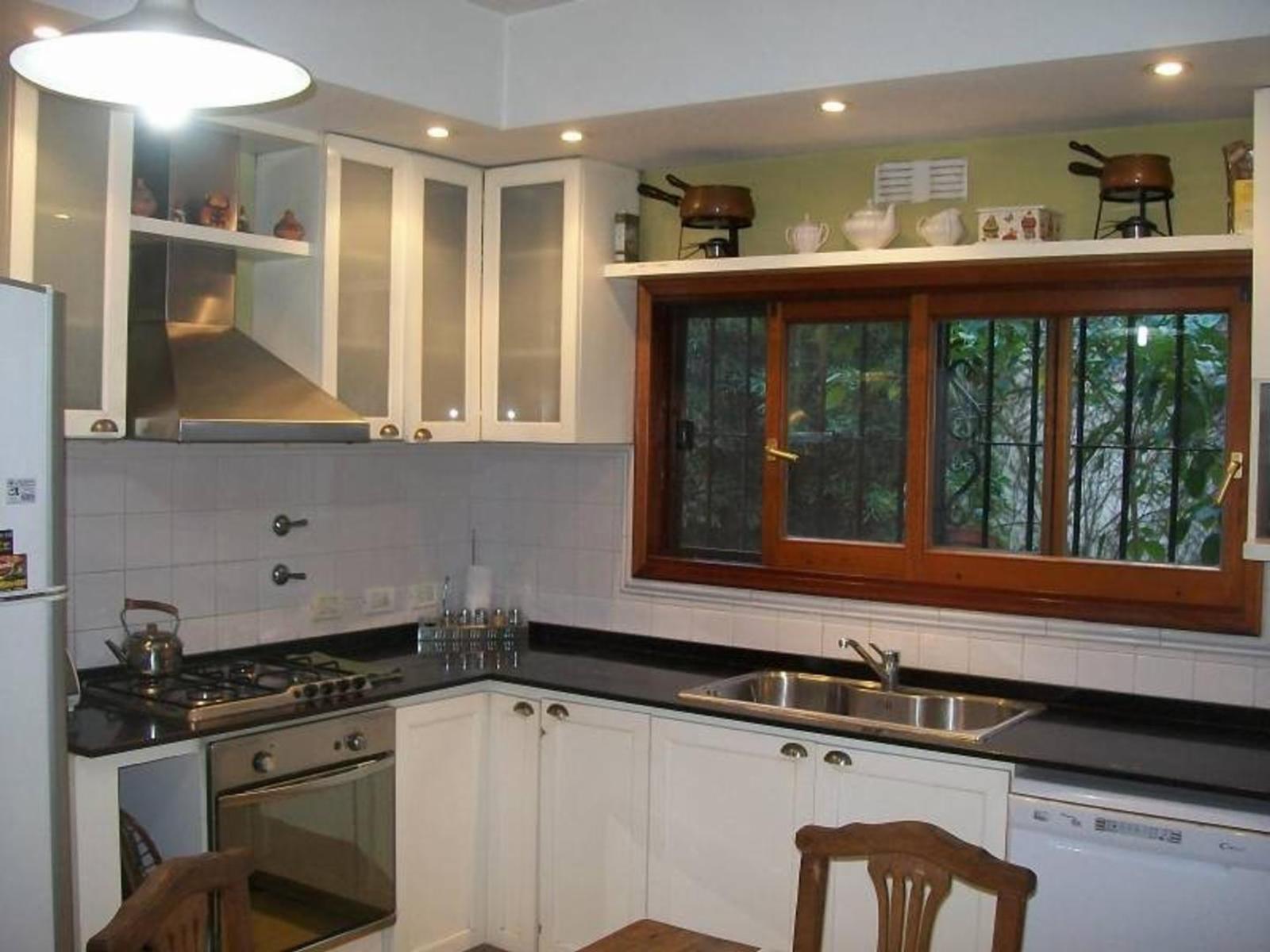 SE VENDE CASA DE 6 AMB. CON GARAGE, JARDIN Y TERRAZA