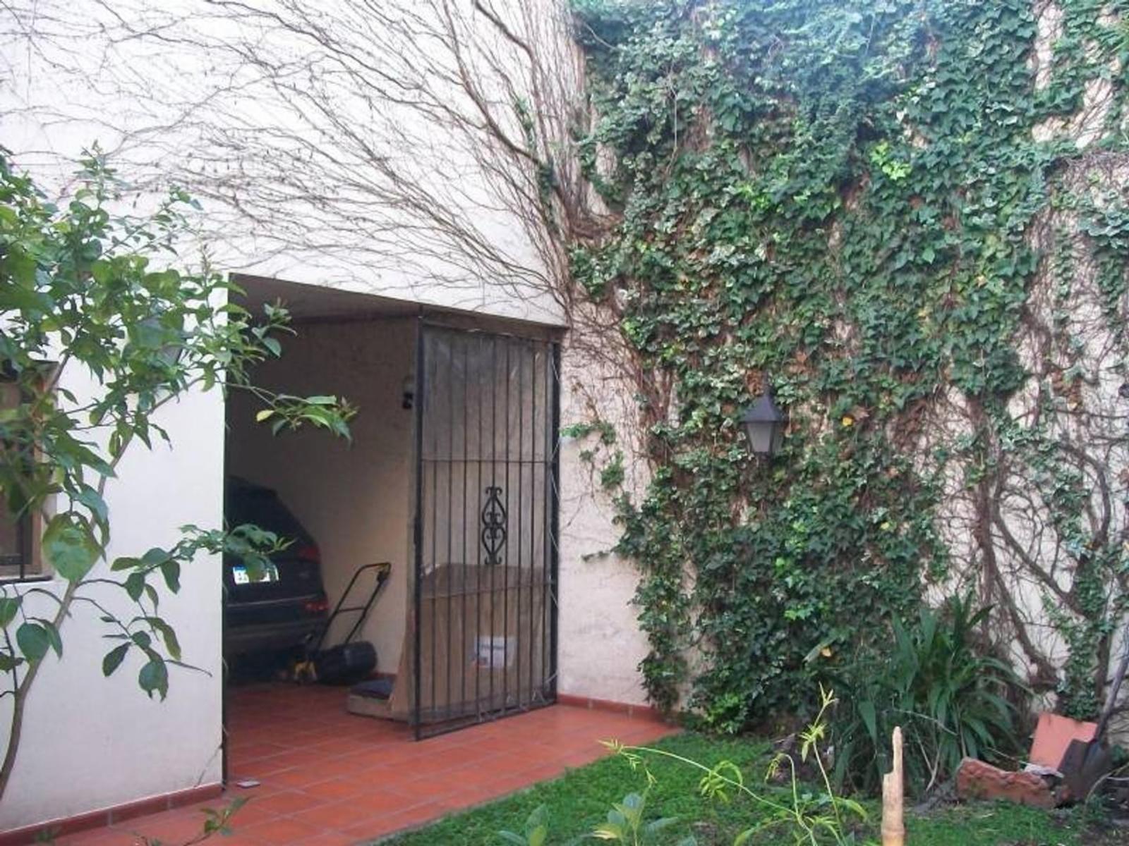 SE VENDE CASA DE 6 AMB. CON GARAGE, JARDIN Y TERRAZA — foto 2