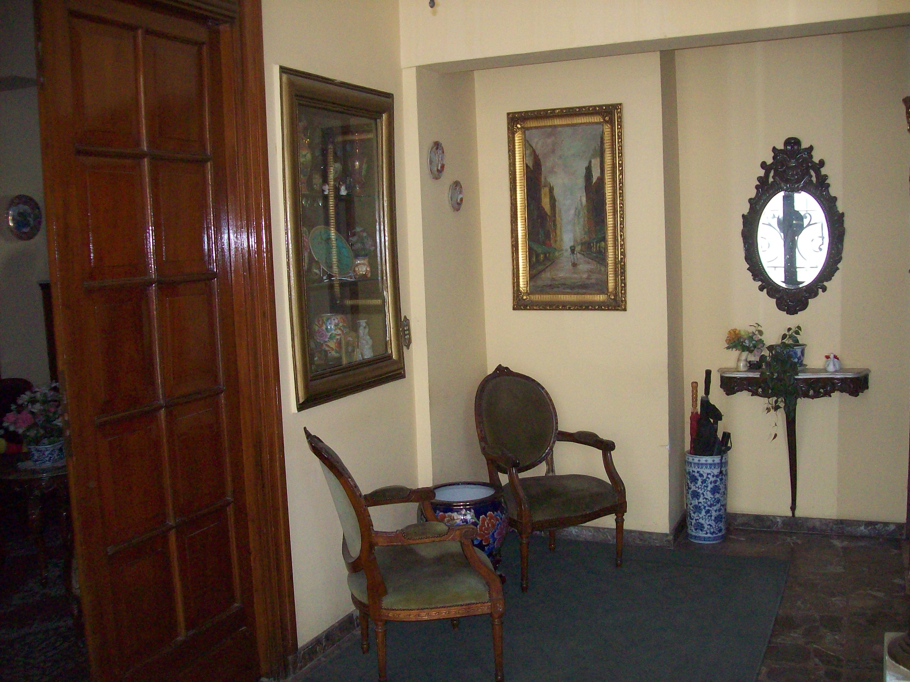 EXCELENTE CASA CON LOTE PROPIO, PARQUE, PILETA, JARDIN DE INVIERNO, TERRAZA, GARAGE — foto 2