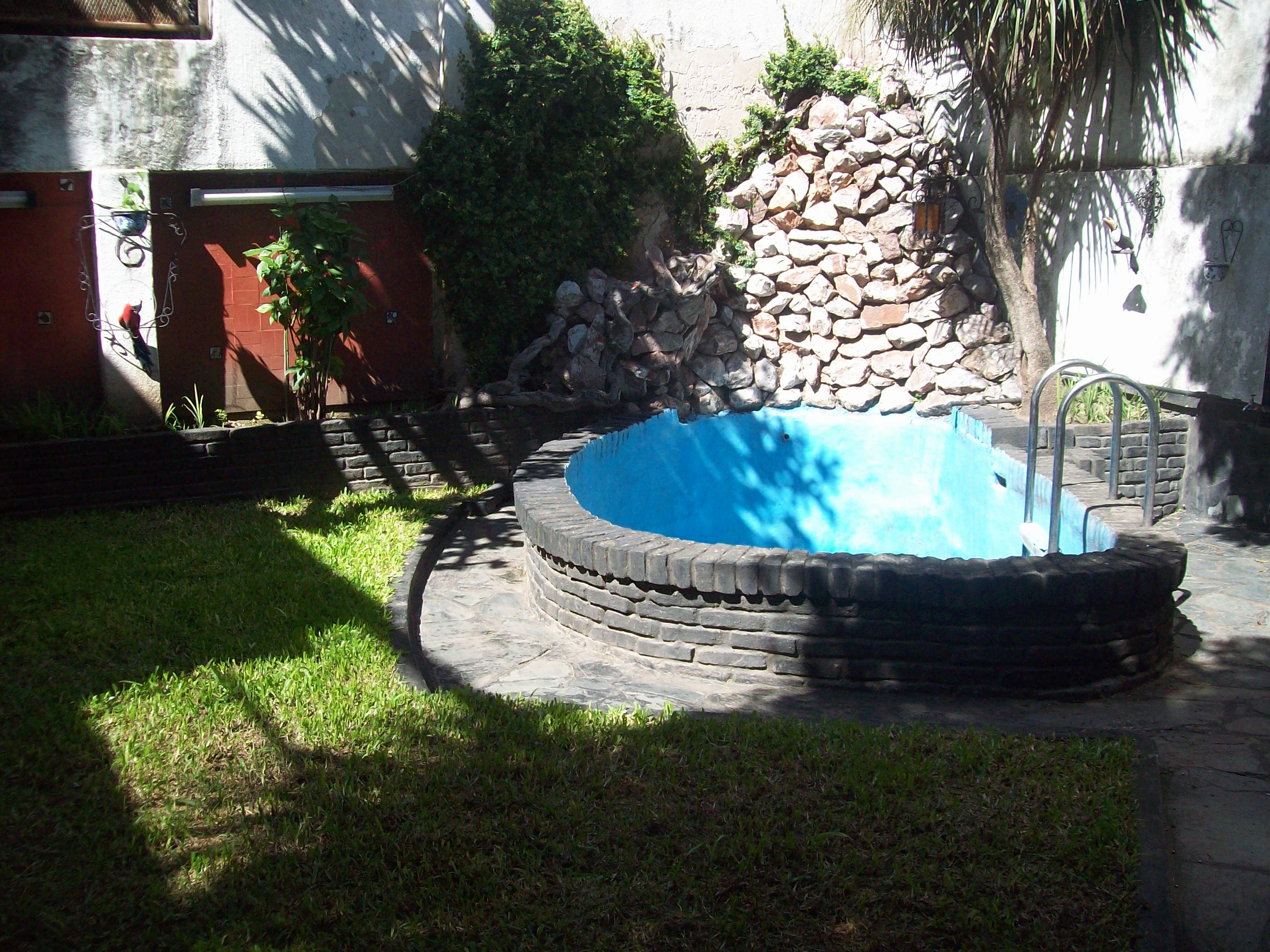 EXCELENTE CASA CON LOTE PROPIO, PARQUE, PILETA, JARDIN DE INVIERNO, TERRAZA, GARAGE — foto 5