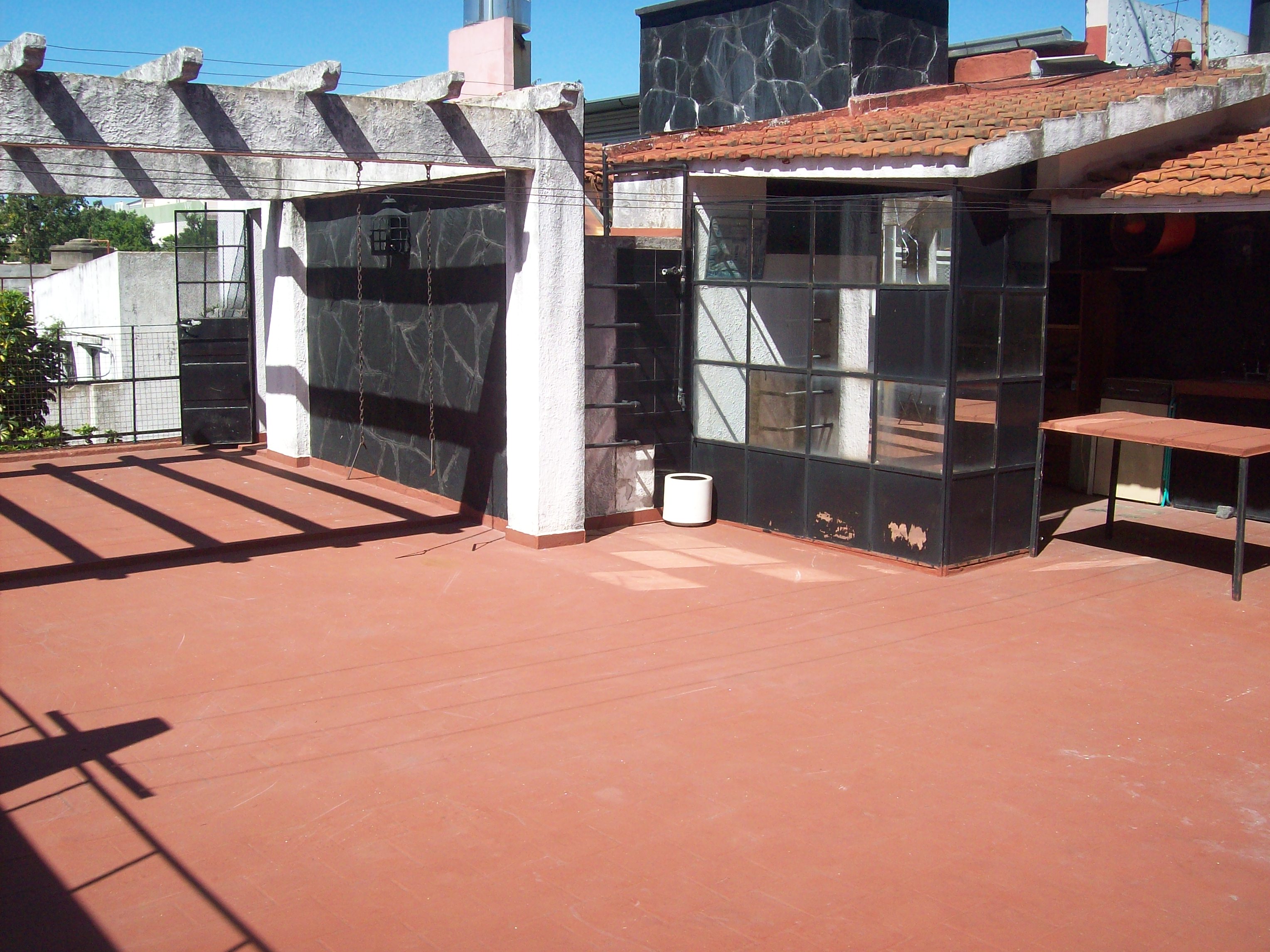 EXCELENTE CASA CON LOTE PROPIO, PARQUE, PILETA, JARDIN DE INVIERNO, TERRAZA, GARAGE — foto 11