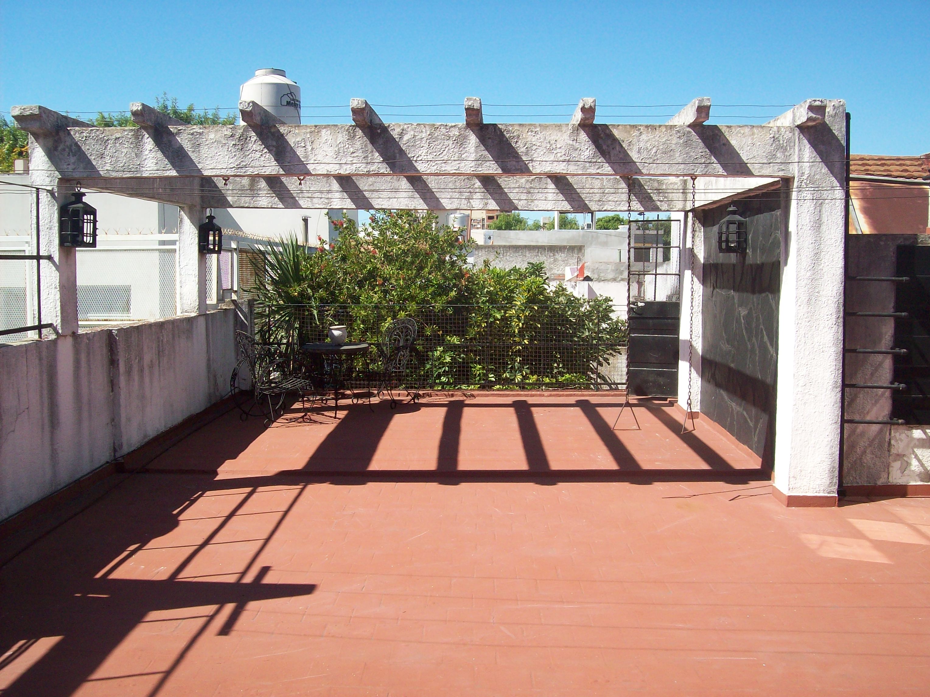 EXCELENTE CASA CON LOTE PROPIO, PARQUE, PILETA, JARDIN DE INVIERNO, TERRAZA, GARAGE — foto 12