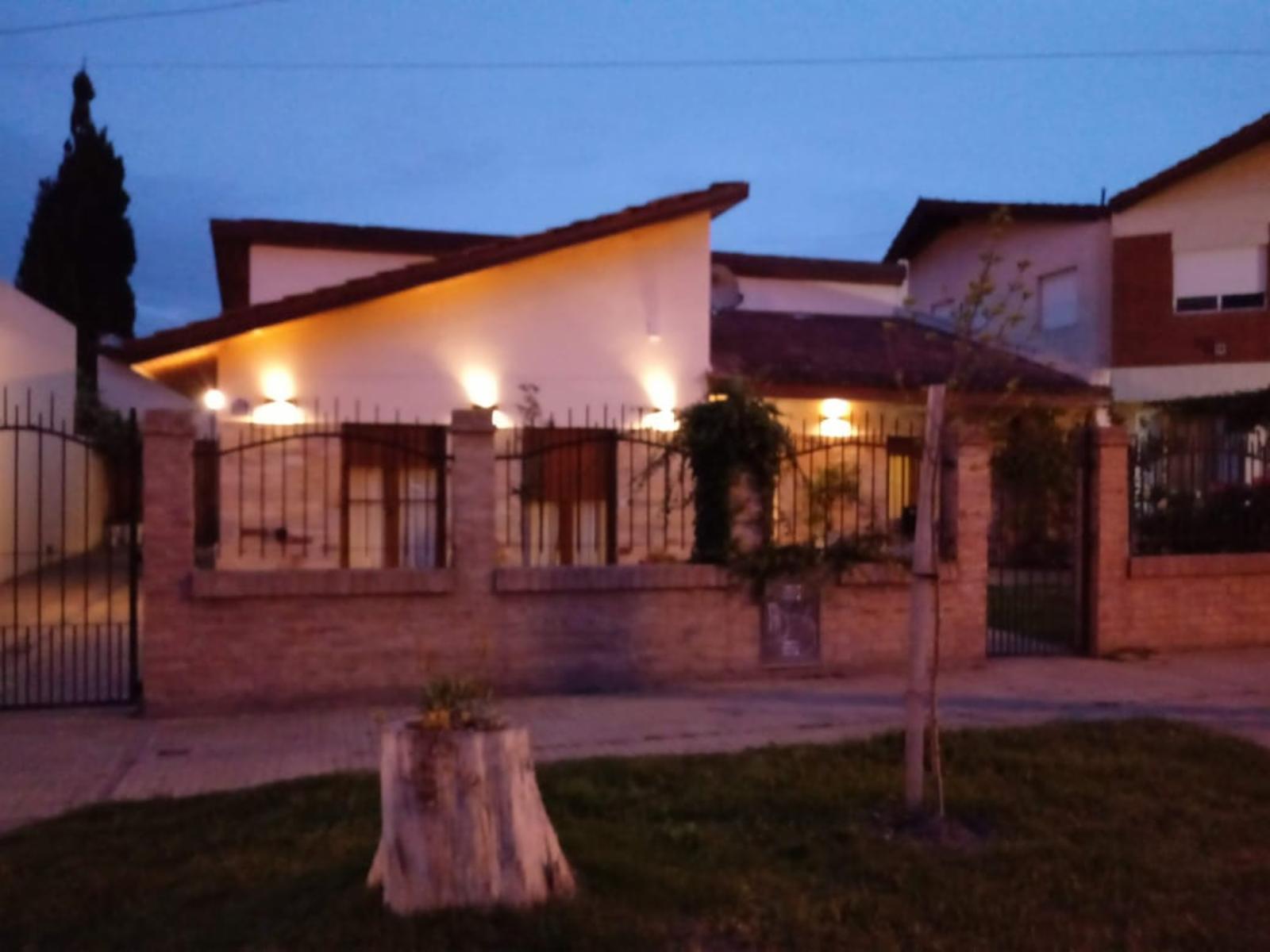 VENTA HERMOSA CASA BOULEVARD ITUZAINGO (VIEDMA) — foto 3