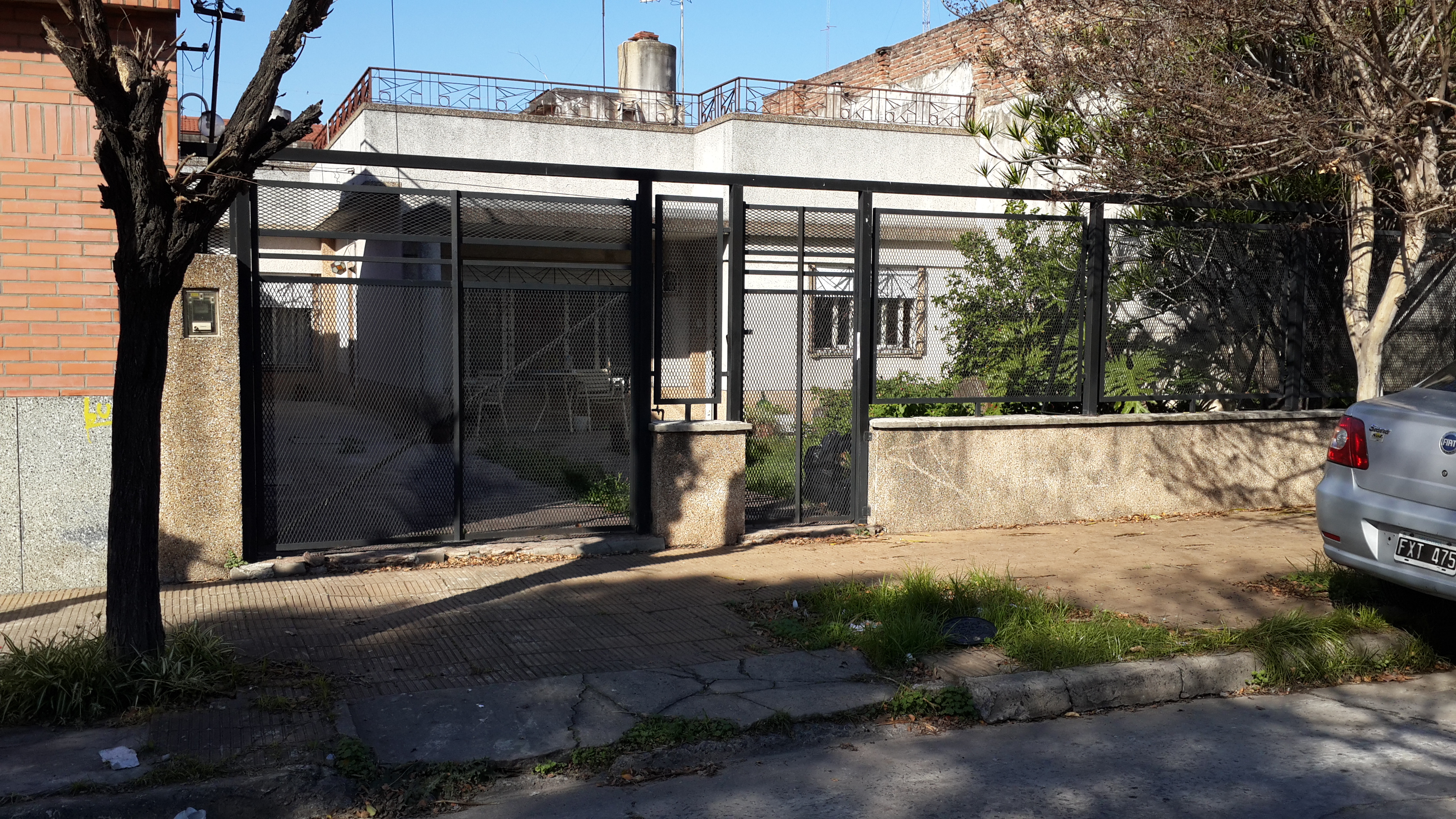 casa 3 ambientes con cochera a refaccionar