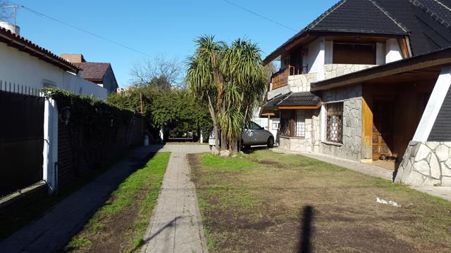 SE VENDE CHALET 5 AMBIENTES Y DTO 2 AMB. C/FONDO LIBRE Y PISCINA — foto 2