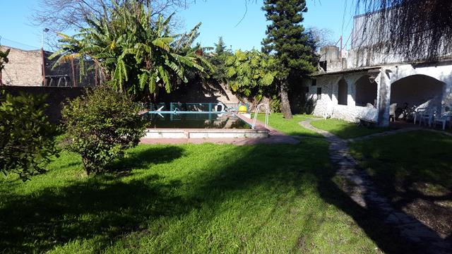 SE VENDE CHALET 5 AMBIENTES Y DTO 2 AMB. C/FONDO LIBRE Y PISCINA — foto 3
